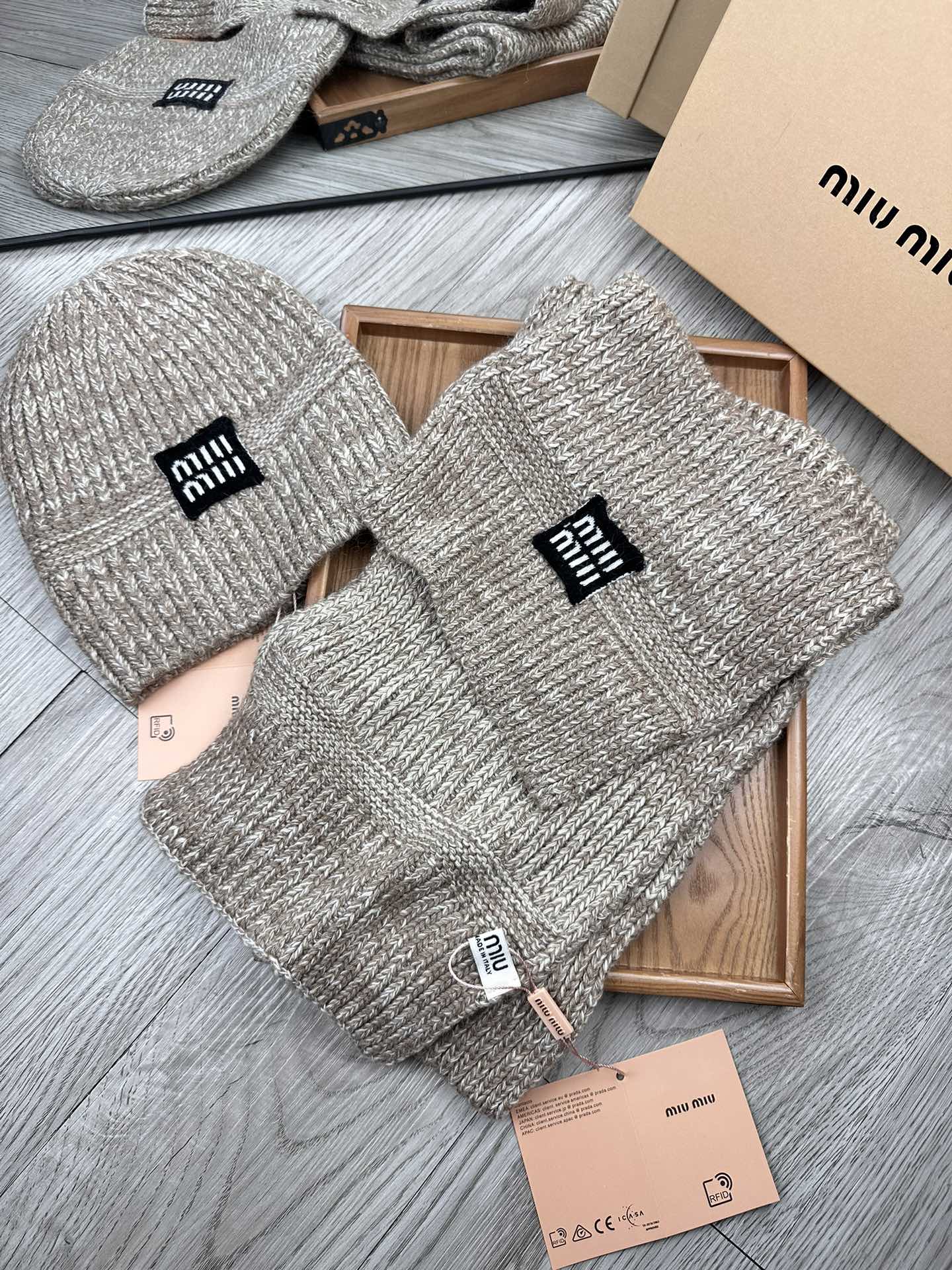 🌹。miumiu。 【羊毛套装帽子】经典套装帽子！帽子➕围巾！70%羊毛➕30%兔毛。暖暖哒超级舒服～冬日小姐姐减龄神器