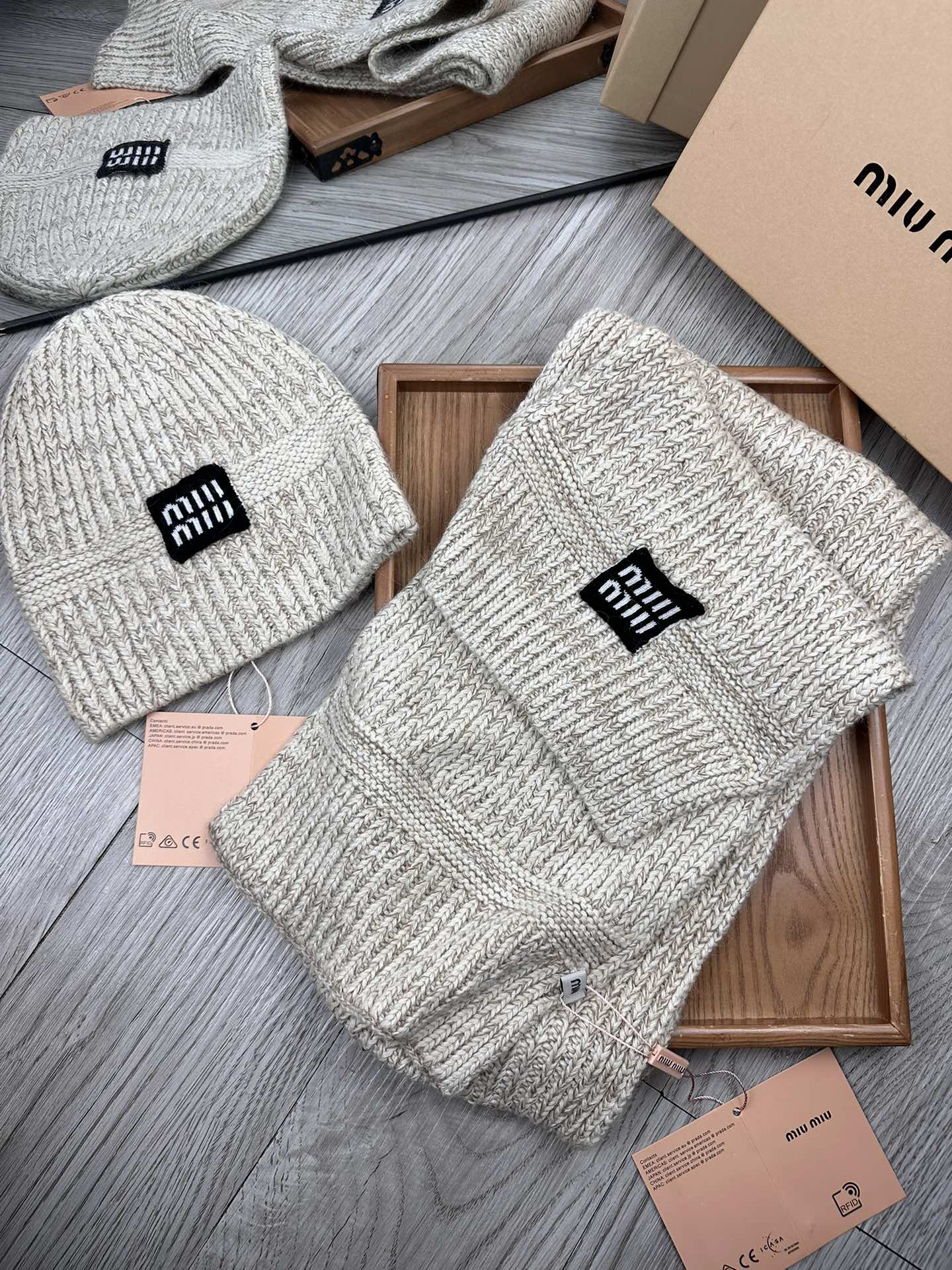 🌹。miumiu。 【羊毛套装帽子】经典套装帽子！帽子➕围巾！70%羊毛➕30%兔毛。暖暖哒超级舒服～冬日小姐姐减龄神器