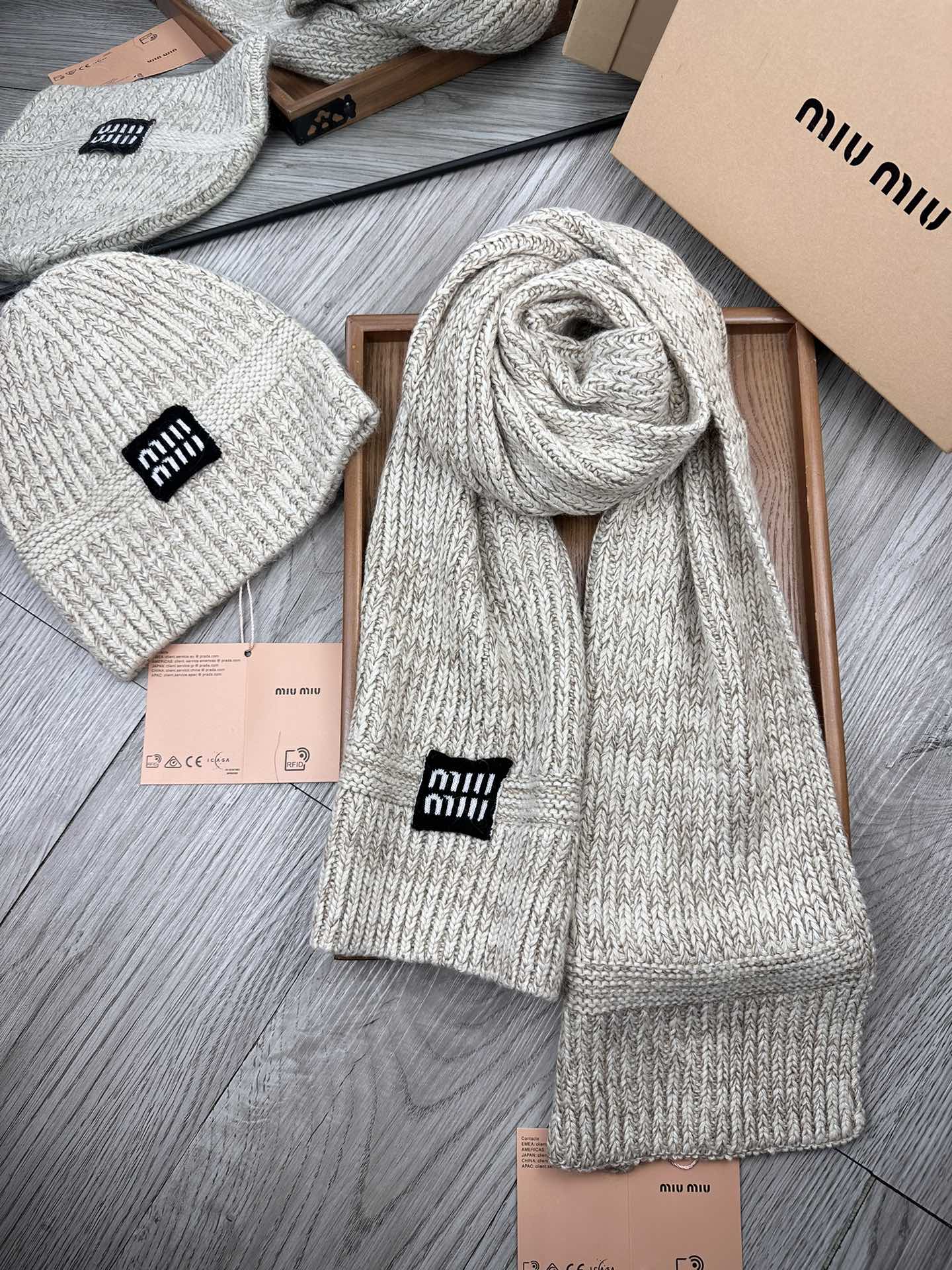 🌹。miumiu。 【羊毛套装帽子】经典套装帽子！帽子➕围巾！70%羊毛➕30%兔毛。暖暖哒超级舒服～冬日小姐姐减龄神器