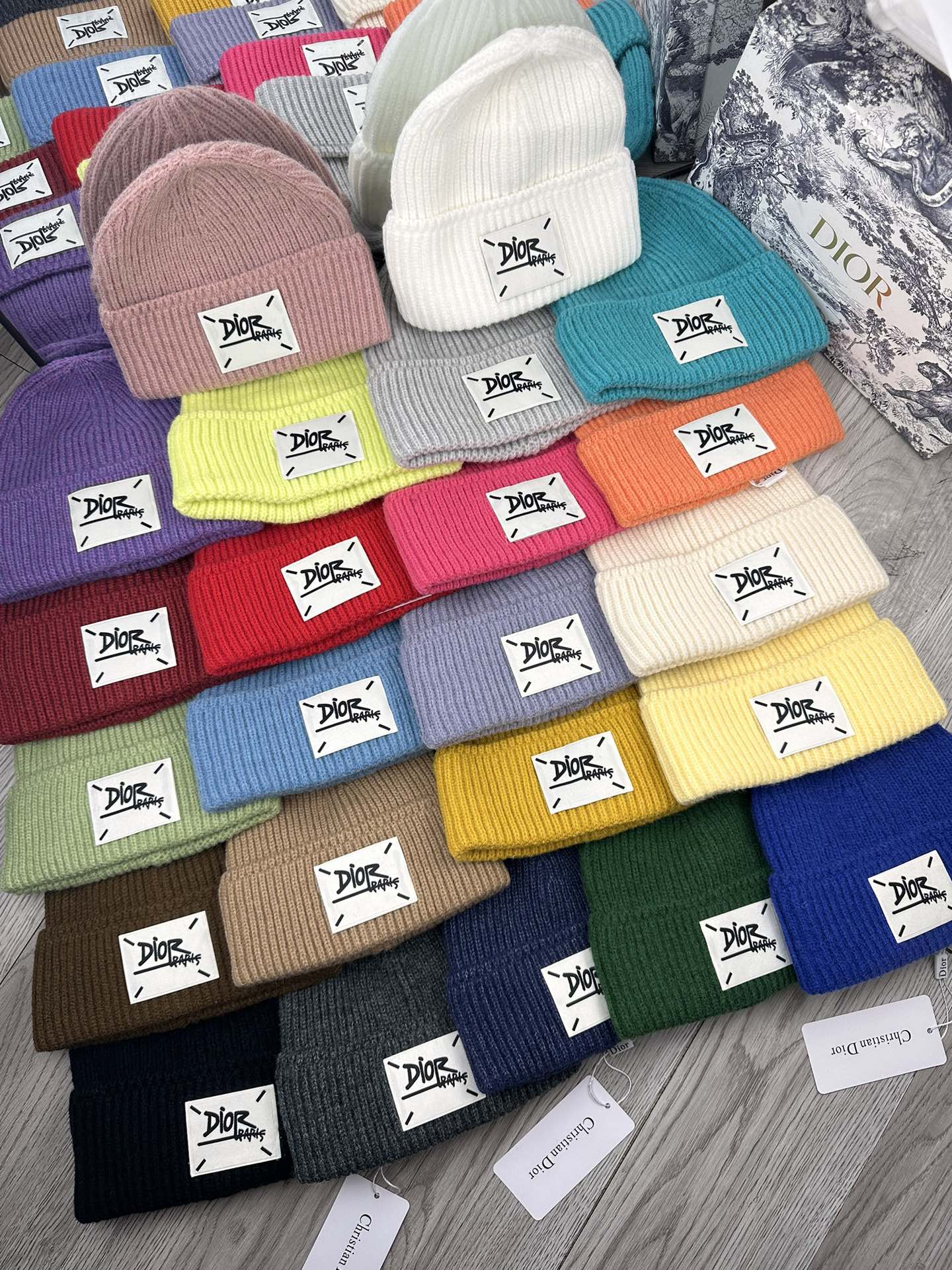 NO:215084,Special offer.D home. Benefits!  !  [Fine wool knit single hat] The new model is on the shelves, a series of hats with fine wool fabric. The density is tight!  The wool knitted fabric feels comfortable and breathable!  The style is novel and unique!  A must-have item on the street, age-reducing and fashionable, very generous!  The hat looks very good!  And the price is very beautiful!  It is a very good item to give to others for your own use!  !  Complete trademark tags!  !  There are many styles and colors!  Hat fisherman hat baseball hat knit hat, hat, dior, espadrilles,hats19860909特价.D家.福利！！【细毛线针织单帽】新款上架,特别实惠的一个系列帽子,面料细毛线.密度紧致！毛线针织面料手感舒适透气性好！款式新颖别致！出街必备单品,减龄又时尚,非常大方！帽型特别好看！而且价格非常美丽！送人自用都是非常不错的一款单品哦！！商标吊牌齐全！！款式多多,颜色多多！帽子渔夫帽棒球帽针织帽,帽子,dior,espadrilles,hats,hat