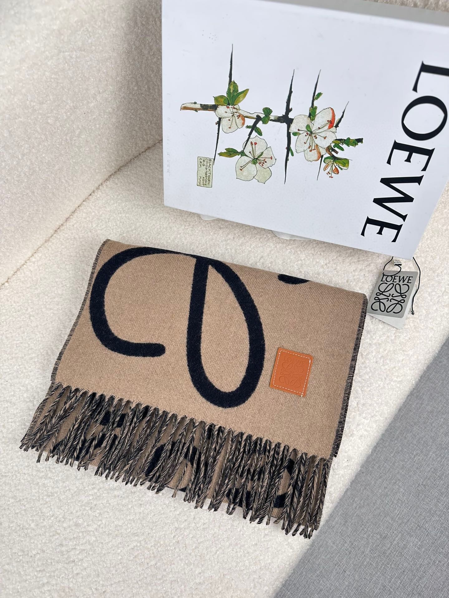 NO:542228,.Loewe. [Material Inner Mongolia Plateau Wool] Hot Products [LW Color-blocked Cashmere Long Scarf] LOEWE Early Autumn Series Releases New Letter Graffiti Style Scarf, with tassels at both ends and handwritten LOEWE mark. With genuine leather labels, it is really a super high-end product. Only this big brand will have every color. Good products that sell one less and one less. Don’t worry about the fabric. Because the raw materials exported are fixed in color, they are regular random checks... First-class and good products. Materials 90 wool and 10 cashmere, 30×180cm, cowhide LOEWE Anagram embossed patch. High-version scarf, high-version scarf, loewe, cowhide19860909.Loewe.【材质内蒙古高原羊毛】爆款上牛货【LW拼色羊绒长巾】 LOEWE 早秋系列释出新款字母涂鸦风围巾,两端带有流苏,饰有手写 LOEWE 印记.配上真皮标真是超极高端货只有这种大品牌才会拥有每色都是大爱,卖一条少一条的好货且不用担心面料因为出口的原料固色度都是一级定期抽查...一等一好货 材质90羊毛和10羊绒,30×180cm,牛皮革 LOEWE Anagram 压纹贴片.高版本围巾,高版本围巾,loewe,cowhide,scarf