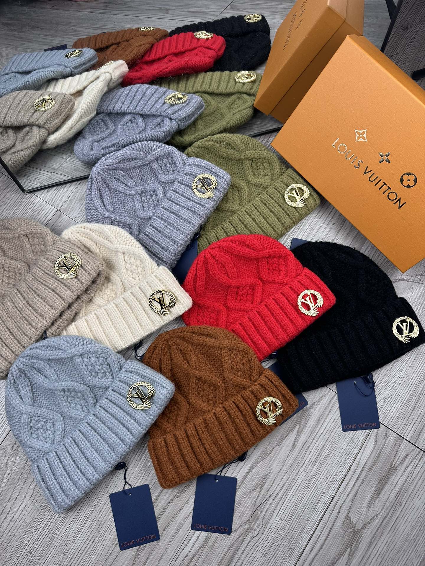 NO:216652,Special offer.L home. Benefits!  [Fine wool knit single hat] The new model is on the shelves, a series of hats with fine wool fabric. The density is tight!  The wool knitted fabric feels comfortable and breathable!  The style is novel and unique!  A must-have item on the street, age-reducing and fashionable, very generous!  The hat looks very good!  And the price is very beautiful!  It is a very good item to give to others for your own use!  !  Complete trademark tags!  !  There are many styles and colors!  Hat fisherman hat baseball hat knit hat, hat, louis vuitton, espadrilles,hats19860909特价.L家.福利！【细毛线针织单帽】新款上架,特别实惠的一个系列帽子,面料细毛线.密度紧致！毛线针织面料手感舒适透气性好！款式新颖别致！出街必备单品,减龄又时尚,非常大方！帽型特别好看！而且价格非常美丽！送人自用都是非常不错的一款单品哦！！商标吊牌齐全！！款式多多,颜色多多！帽子渔夫帽棒球帽针织帽,帽子,louis vuitton,espadrilles,hats,hat