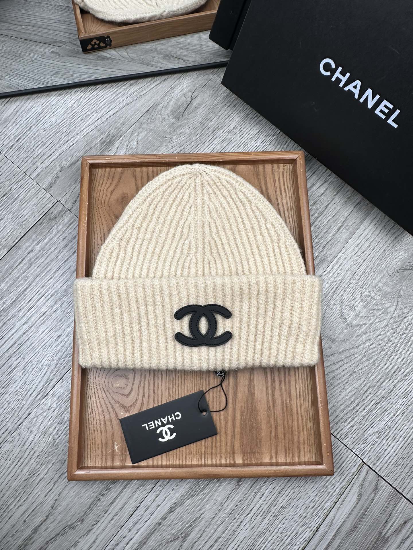 NO:216659,Special offer.C home. Benefits!  [Fine wool knit single hat] The new model is on the shelves, a series of hats with fine wool fabric. The density is tight!  The wool knitted fabric feels comfortable and breathable!  The style is novel and unique!  A must-have item on the street, age-reducing and fashionable, very generous!  The hat looks very good!  And the price is very beautiful!  It is a very good item to give to others for your own use!  !  Complete trademark tags!  !  There are many styles and colors!  Hat fisherman hat baseball hat knit hat, hat, chanel, espadrilles, hats19860909特价.C家.福利！【细毛线针织单帽】新款上架,特别实惠的一个系列帽子,面料细毛线.密度紧致！毛线针织面料手感舒适透气性好！款式新颖别致！出街必备单品,减龄又时尚,非常大方！帽型特别好看！而且价格非常美丽！送人自用都是非常不错的一款单品哦！！商标吊牌齐全！！款式多多,颜色多多！帽子渔夫帽棒球帽针织帽,帽子,chanel,espadrilles,hats,hat