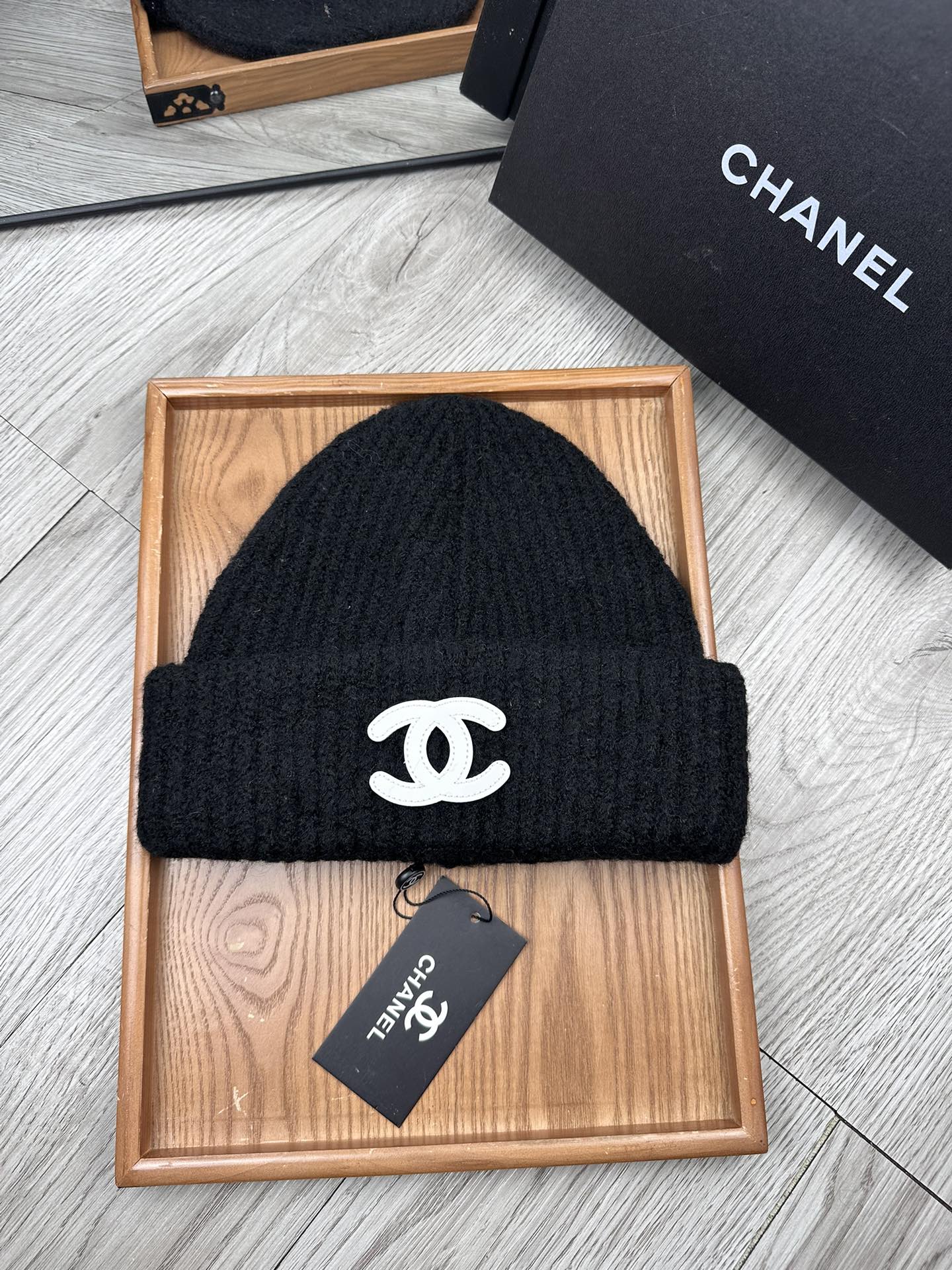 NO:216664,Special offer.C home. Benefits!  [Fine wool knit single hat] The new model is on the shelves, a series of hats with fine wool fabric. The density is tight!  The wool knitted fabric feels comfortable and breathable!  The style is novel and unique!  A must-have item on the street, age-reducing and fashionable, very generous!  The hat looks very good!  And the price is very beautiful!  It is a very good item to give to others for your own use!  !  Complete trademark tags!  !  There are many styles and colors!  Hat fisherman hat baseball hat knit hat, hat, chanel, espadrilles, hats19860909特价.C家.福利！【细毛线针织单帽】新款上架,特别实惠的一个系列帽子,面料细毛线.密度紧致！毛线针织面料手感舒适透气性好！款式新颖别致！出街必备单品,减龄又时尚,非常大方！帽型特别好看！而且价格非常美丽！送人自用都是非常不错的一款单品哦！！商标吊牌齐全！！款式多多,颜色多多！帽子渔夫帽棒球帽针织帽,帽子,chanel,espadrilles,hats,hat