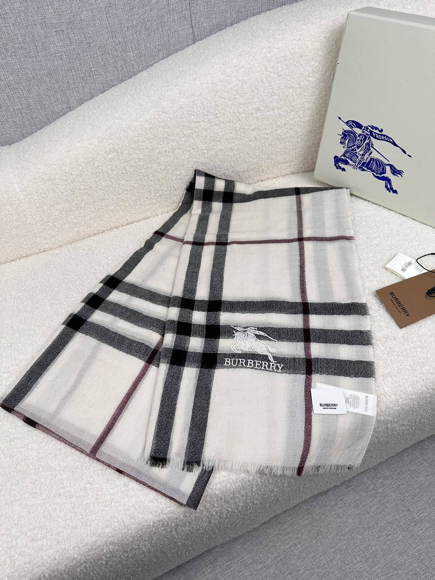 PBurberry水栖羊绒300支超薄羊绒小格纹皇室大B专柜货.来带你们见专柜出口时候的样子!感觉有了这