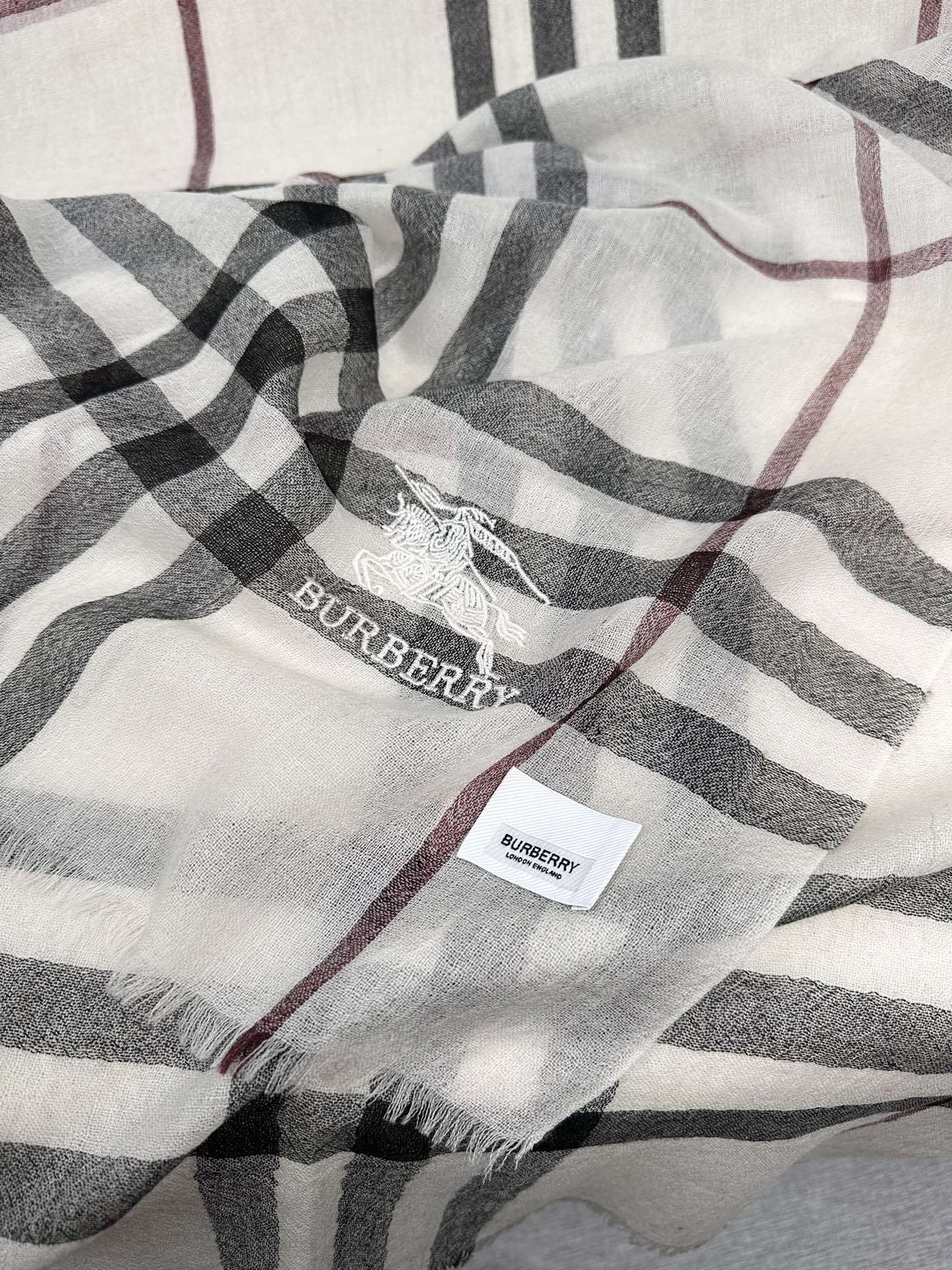 PBurberry水栖羊绒300支超薄羊绒小格纹皇室大B专柜货.来带你们见专柜出口时候的样子!感觉有了这