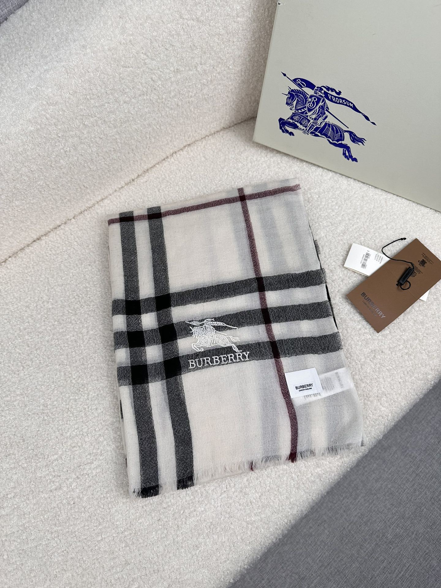 PBurberry水栖羊绒300支超薄羊绒小格纹皇室大B专柜货.来带你们见专柜出口时候的样子!感觉有了这