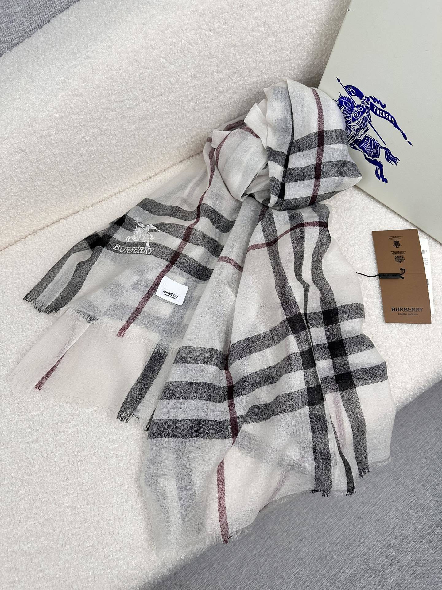 PBurberry水栖羊绒300支超薄羊绒小格纹皇室大B专柜货.来带你们见专柜出口时候的样子!感觉有了这