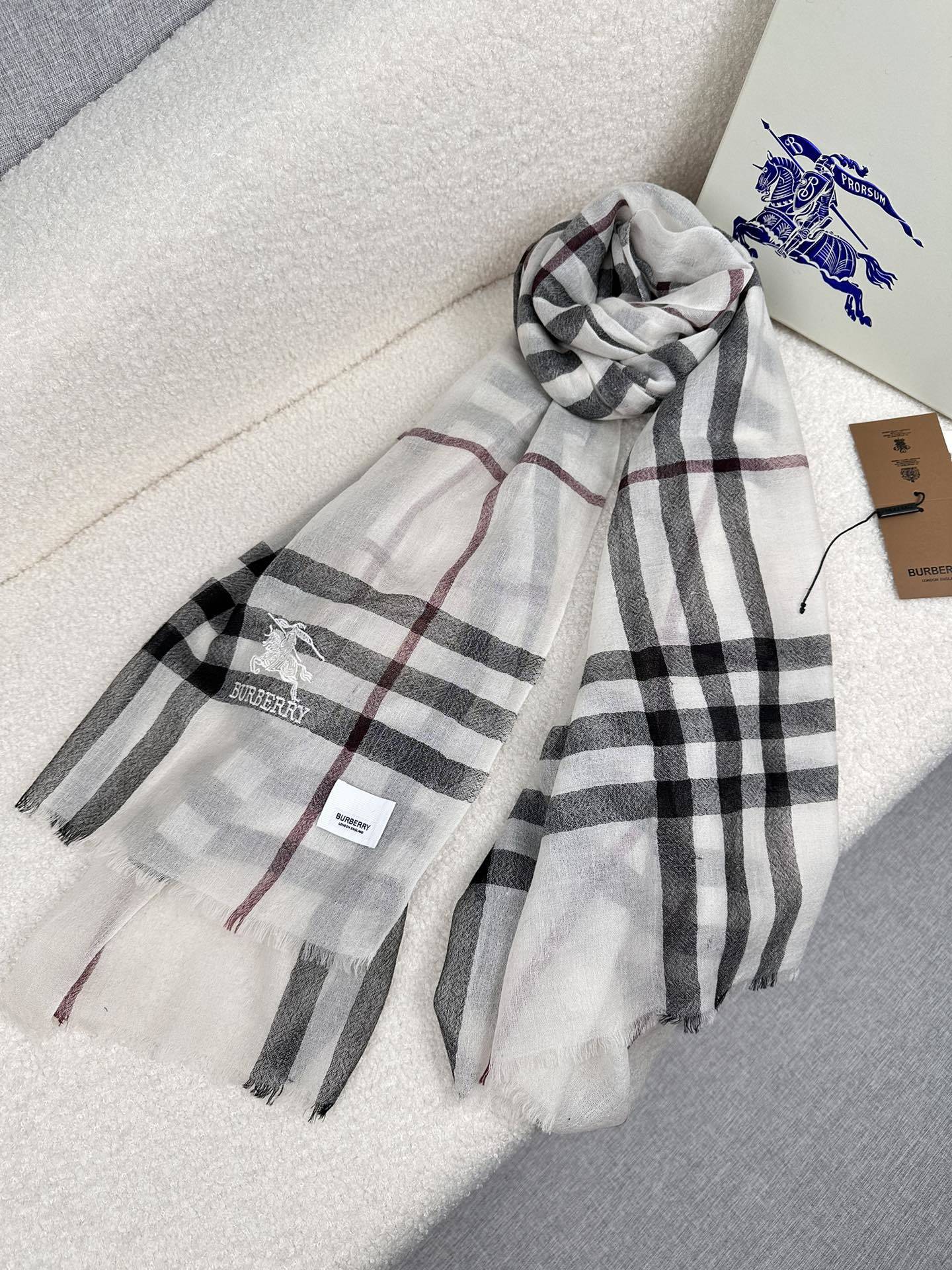 PBurberry水栖羊绒300支超薄羊绒小格纹皇室大B专柜货.来带你们见专柜出口时候的样子!感觉有了这