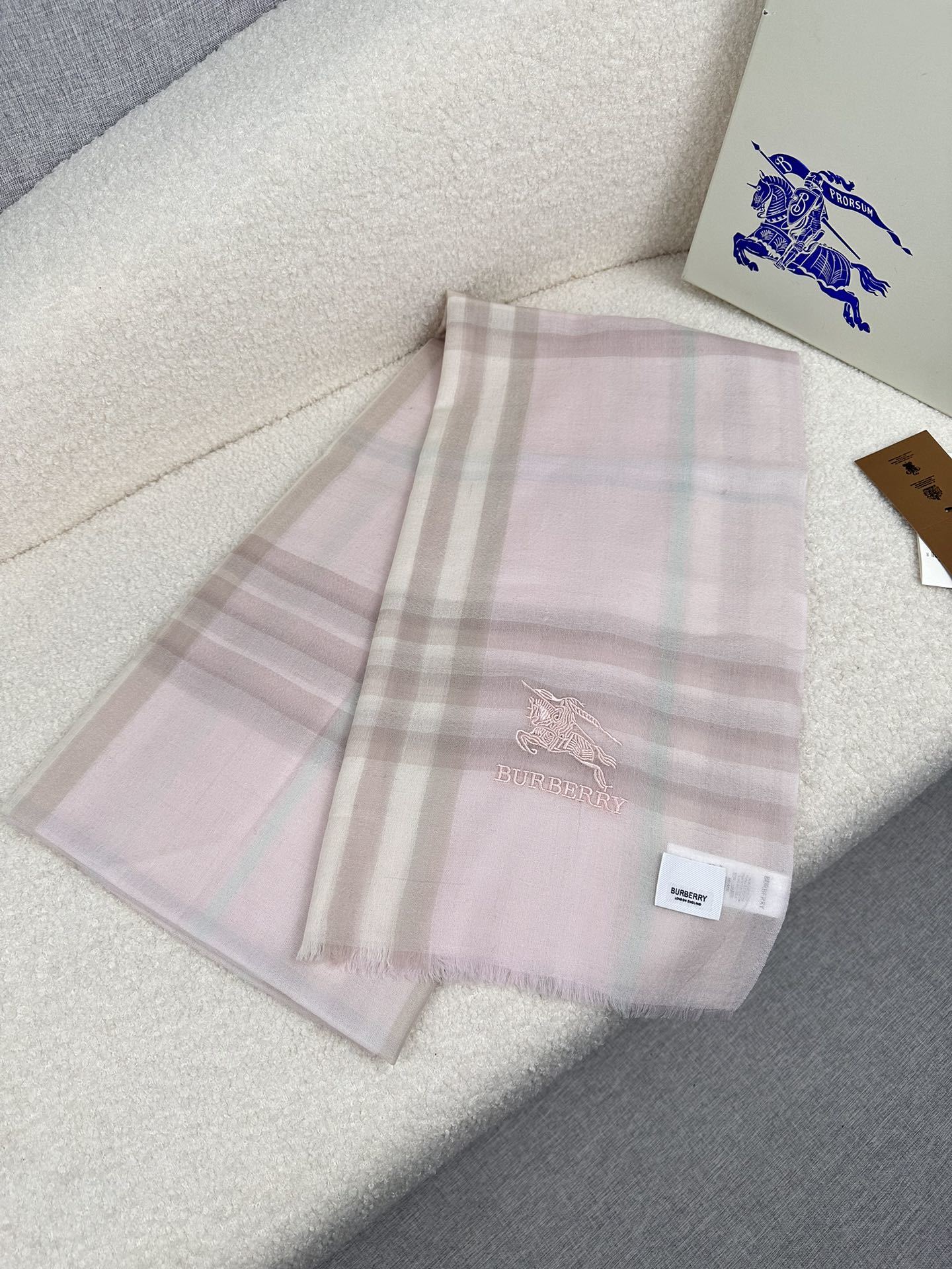 PBurberry水栖羊绒300支超薄羊绒小格纹皇室大B专柜货.来带你们见专柜出口时候的样子!感觉有了这