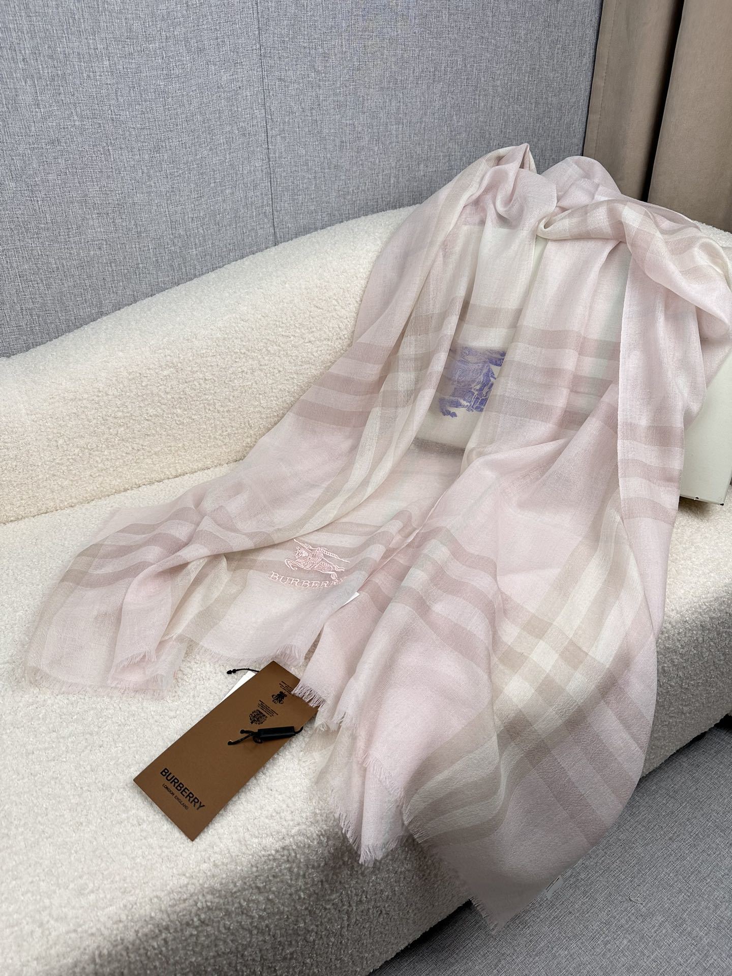 PBurberry水栖羊绒300支超薄羊绒小格纹皇室大B专柜货.来带你们见专柜出口时候的样子!感觉有了这