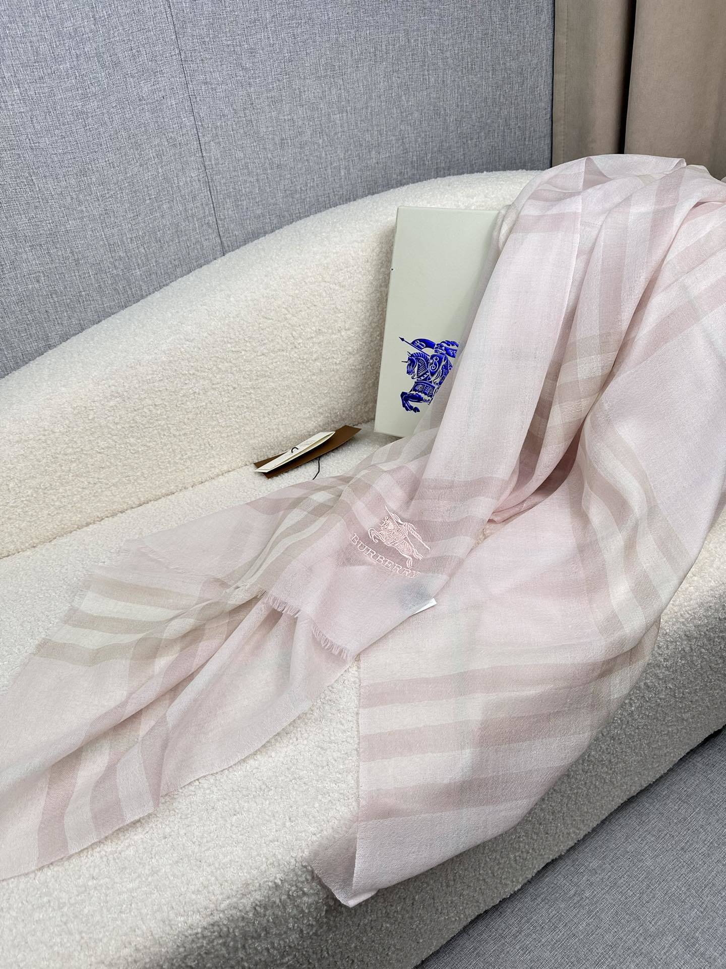 PBurberry水栖羊绒300支超薄羊绒小格纹皇室大B专柜货.来带你们见专柜出口时候的样子!感觉有了这