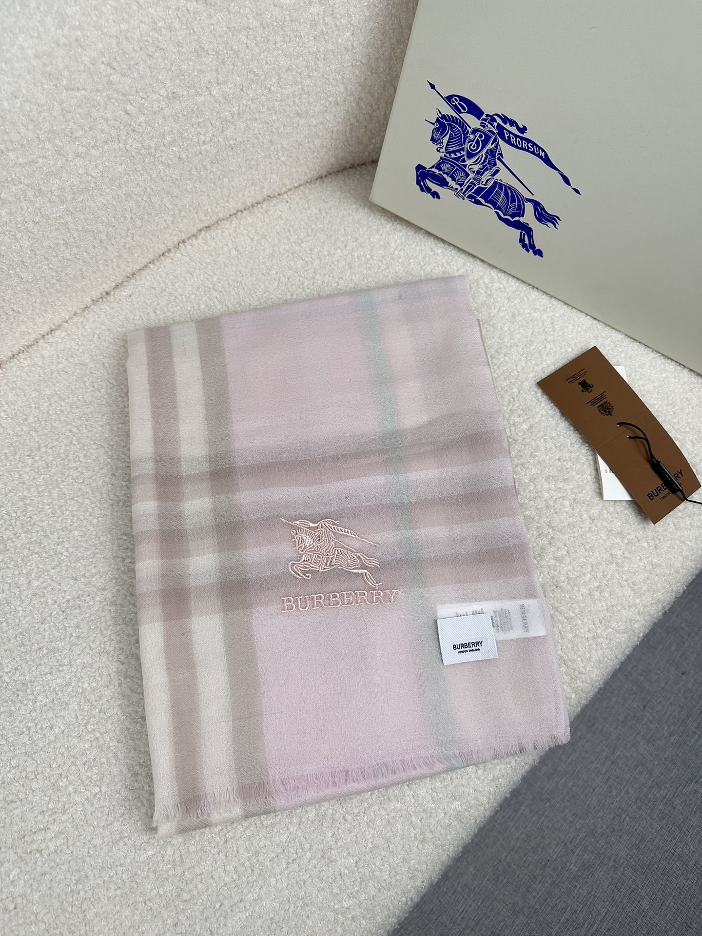 PBurberry水栖羊绒300支超薄羊绒小格纹皇室大B专柜货.来带你们见专柜出口时候的样子!感觉有了这