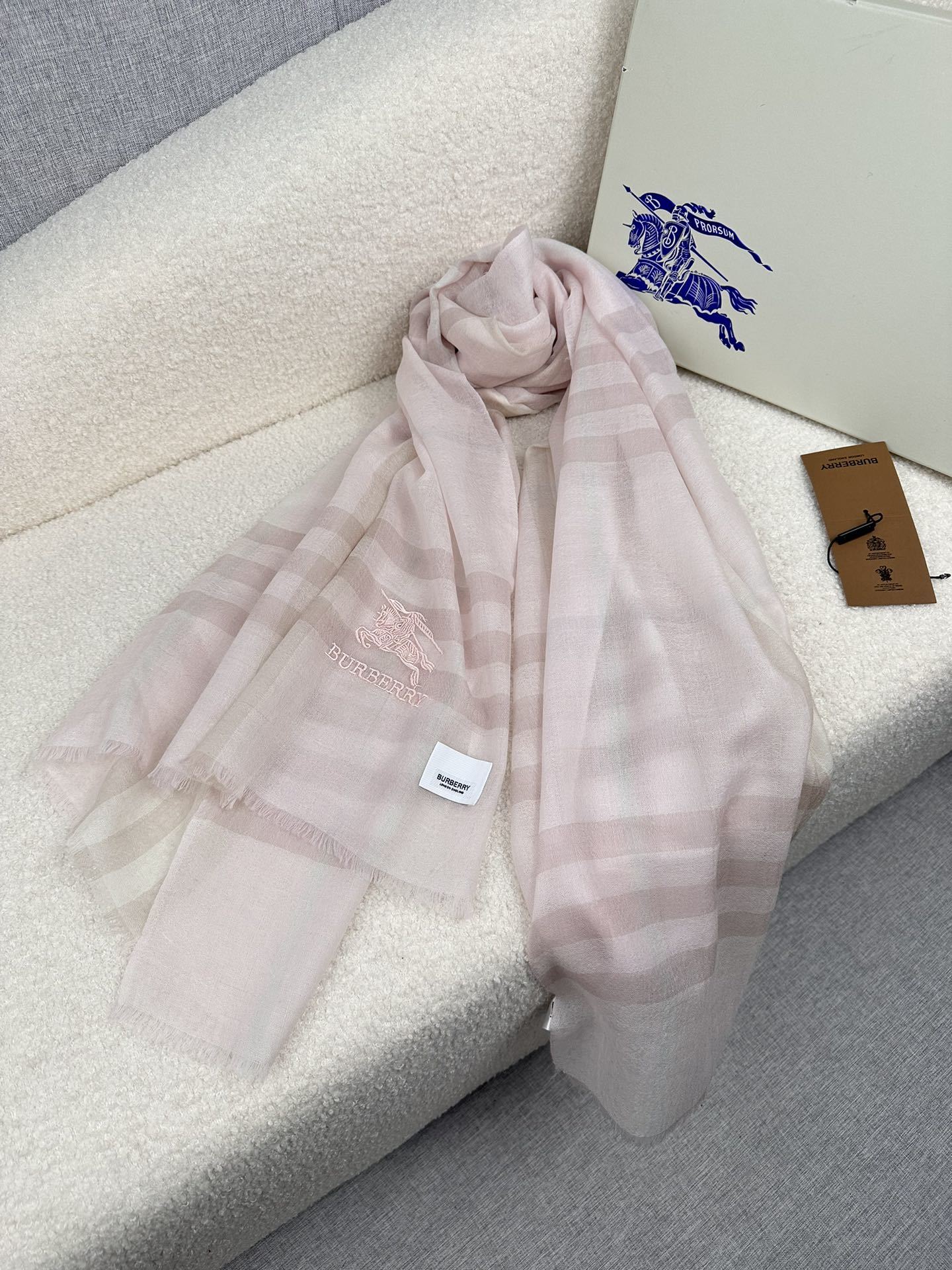 PBurberry水栖羊绒300支超薄羊绒小格纹皇室大B专柜货.来带你们见专柜出口时候的样子!感觉有了这