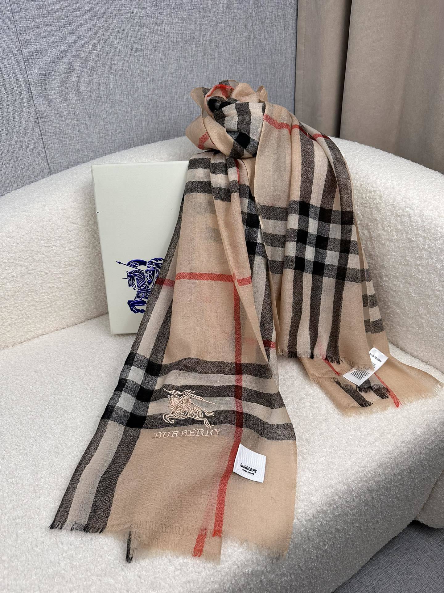 PBurberry水栖羊绒300支超薄羊绒小格纹皇室大B专柜货.来带你们见专柜出口时候的样子!感觉有了这