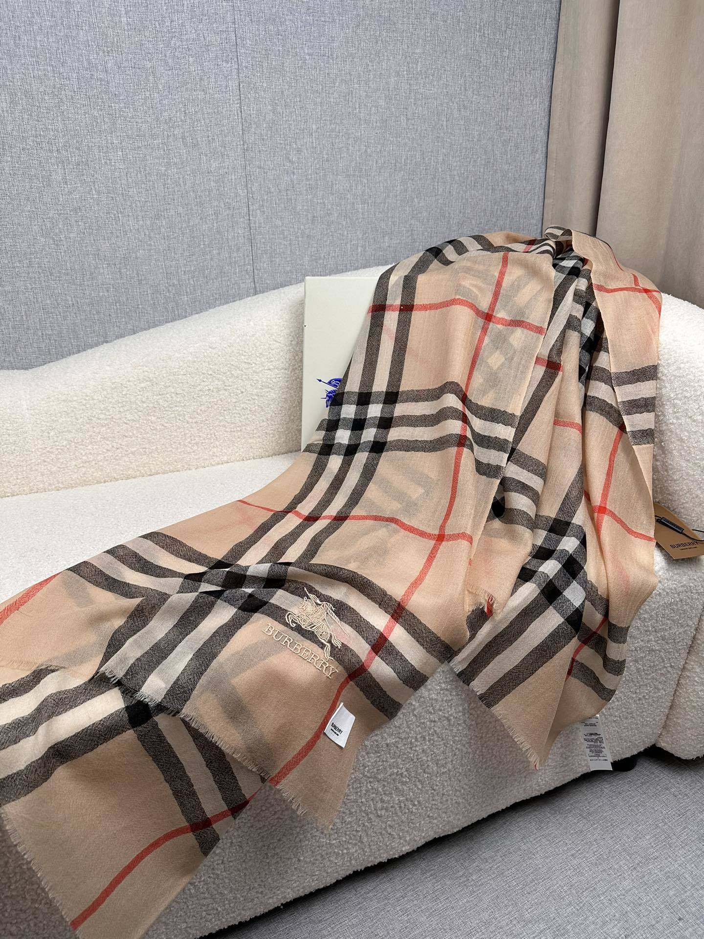 PBurberry水栖羊绒300支超薄羊绒小格纹皇室大B专柜货.来带你们见专柜出口时候的样子!感觉有了这