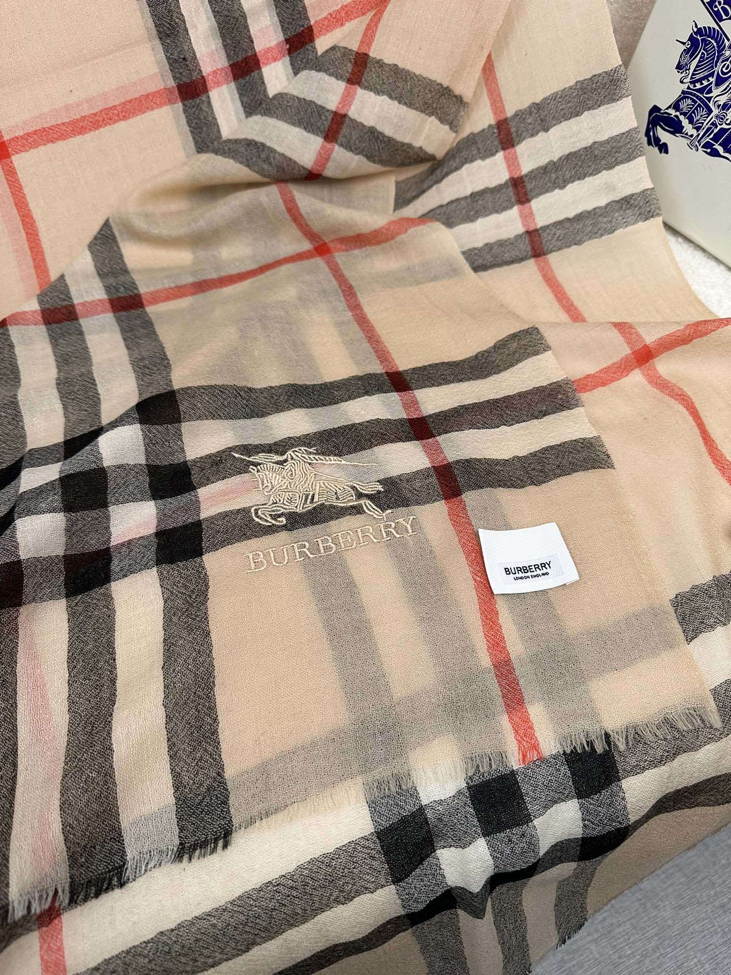 PBurberry水栖羊绒300支超薄羊绒小格纹皇室大B专柜货.来带你们见专柜出口时候的样子!感觉有了这