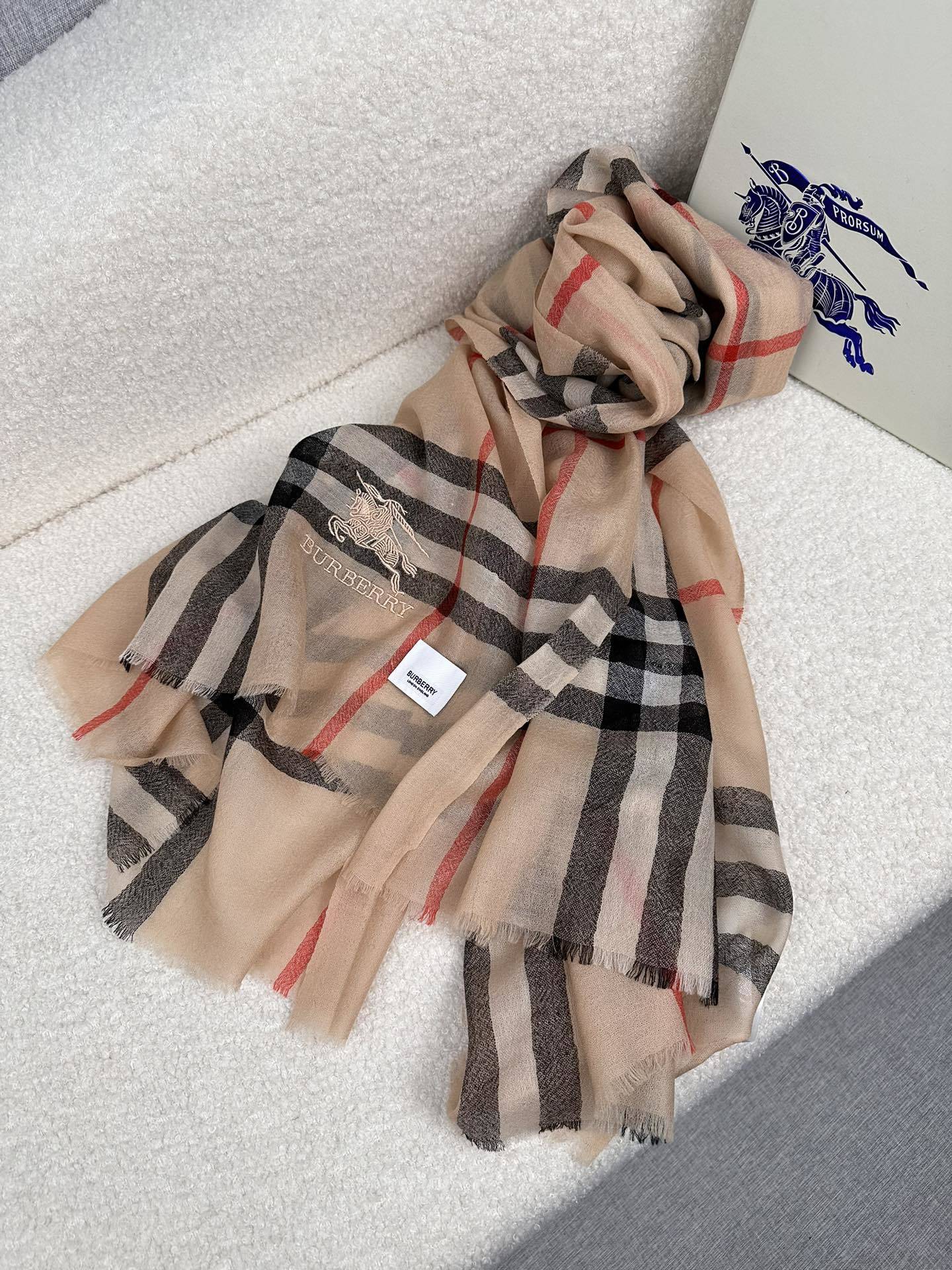 PBurberry水栖羊绒300支超薄羊绒小格纹皇室大B专柜货.来带你们见专柜出口时候的样子!感觉有了这
