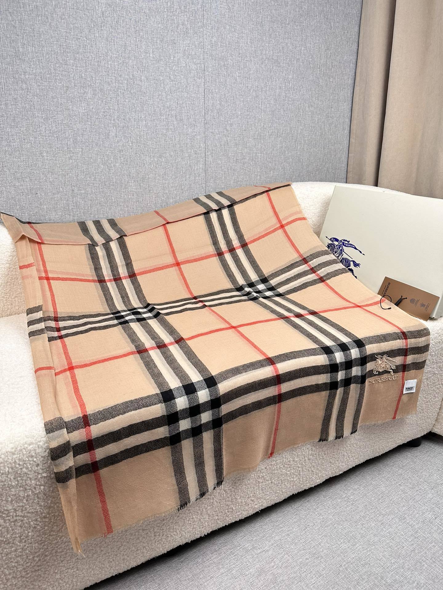 PBurberry水栖羊绒300支超薄羊绒小格纹皇室大B专柜货.来带你们见专柜出口时候的样子!感觉有了这