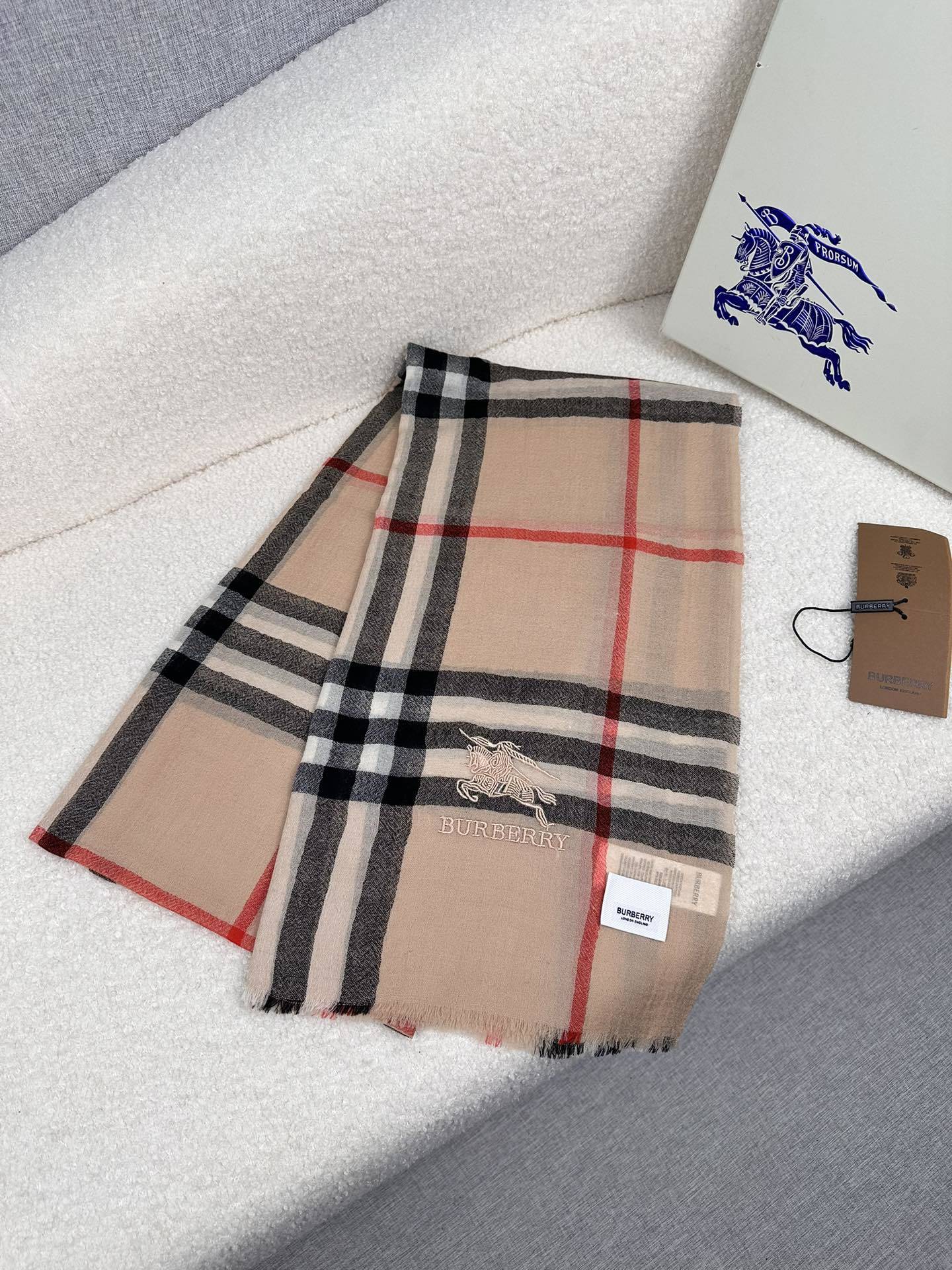 PBurberry水栖羊绒300支超薄羊绒小格纹皇室大B专柜货.来带你们见专柜出口时候的样子!感觉有了这