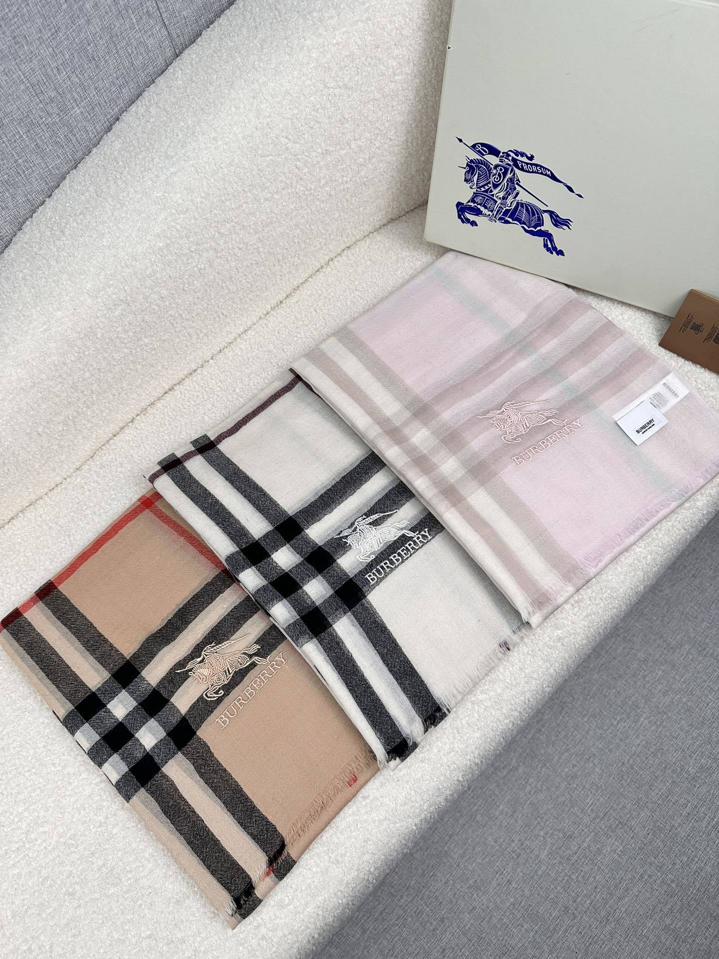 PBurberry水栖羊绒300支超薄羊绒小格纹皇室大B专柜货.来带你们见专柜出口时候的样子!感觉有了这