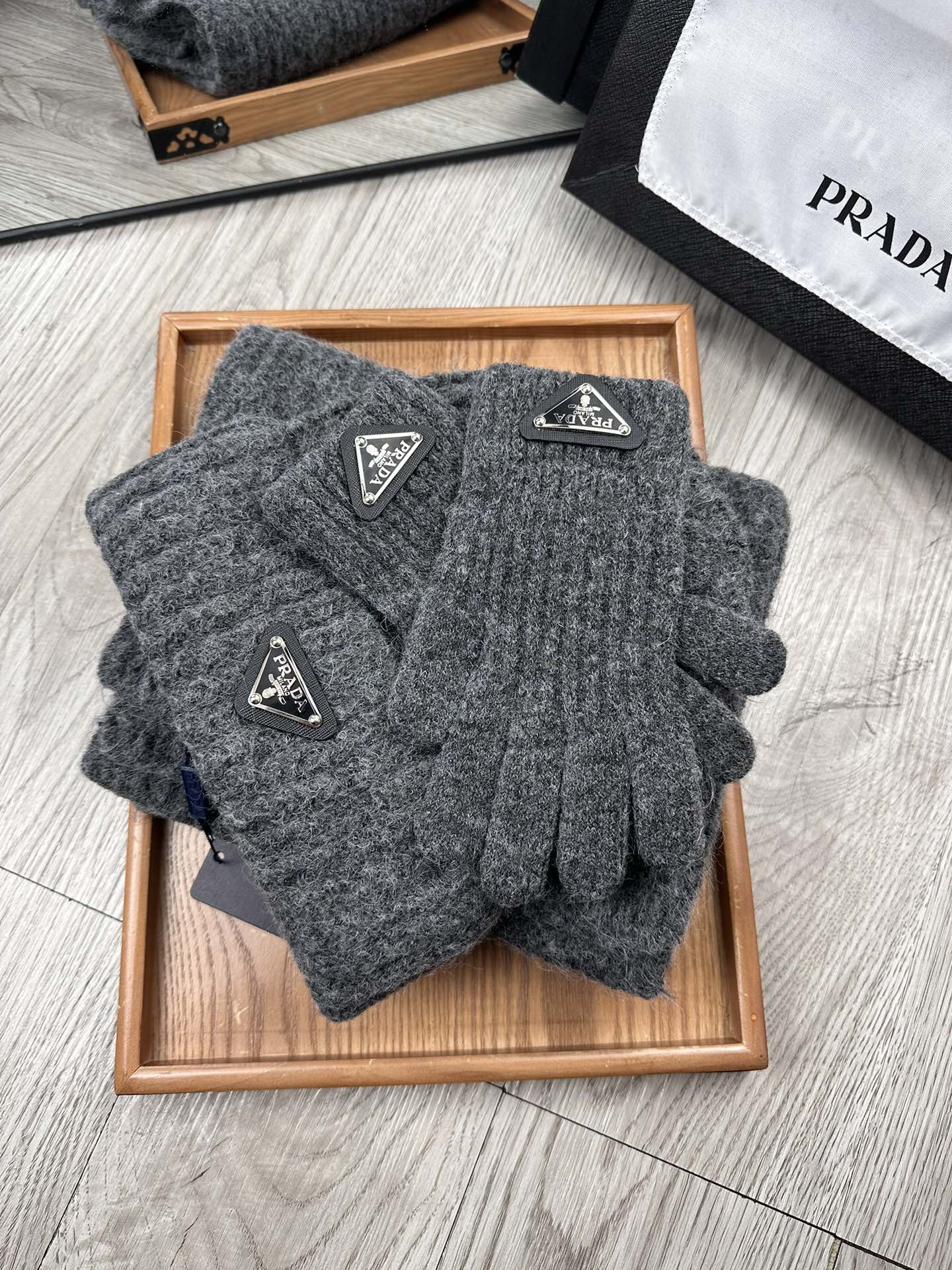 🌹P170。Prada。福利好物❗️【围巾➕帽子 ➕手套 】三件套套装!简单大气是这款套帽围巾设计者的初心‼️真心美了~时尚柔软透气‼️材质采用的是acrylic!acrylic面料柔软度非常好,摸起来手感舒适,质地柔软,保暖效果也是杠杠的!我们拒绝 过多添加化学加软剂来达到过份的顺滑‼️‼️过敏者只适合纯天然!