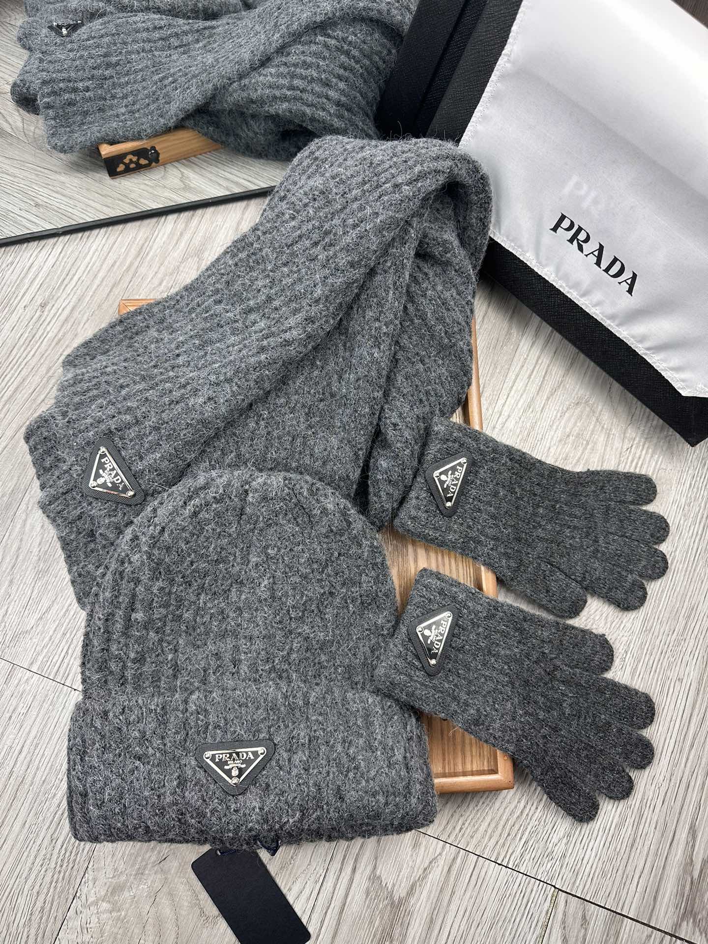 🌹P170。Prada。福利好物❗️【围巾➕帽子 ➕手套 】三件套套装!简单大气是这款套帽围巾设计者的初心‼️真心美了~时尚柔软透气‼️材质采用的是acrylic!acrylic面料柔软度非常好,摸起来手感舒适,质地柔软,保暖效果也是杠杠的!我们拒绝 过多添加化学加软剂来达到过份的顺滑‼️‼️过敏者只适合纯天然!