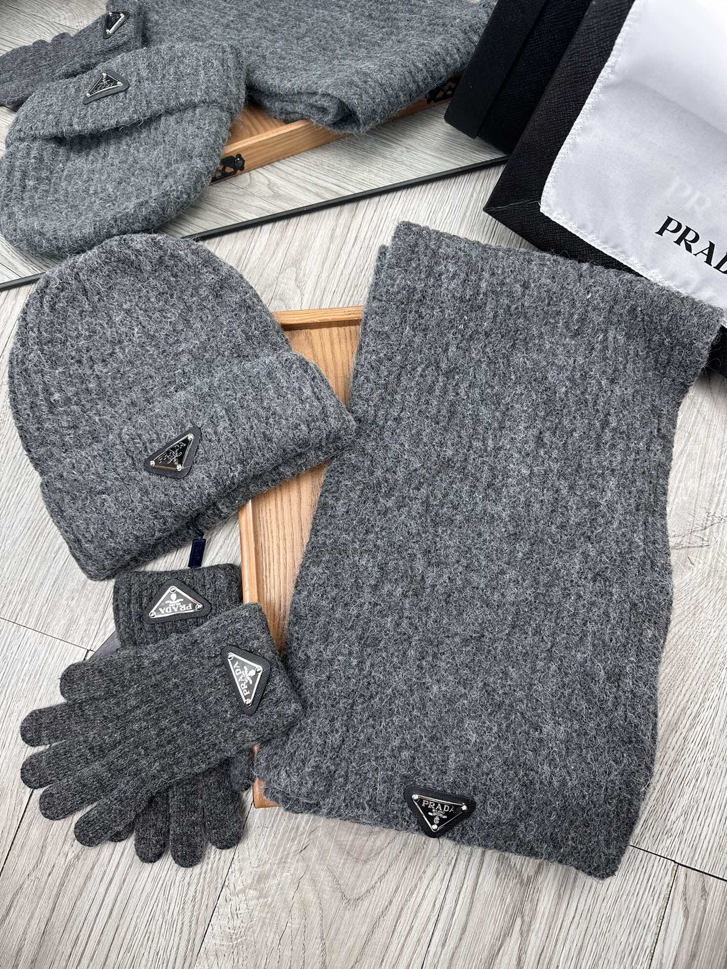 🌹P170。Prada。福利好物❗️【围巾➕帽子 ➕手套 】三件套套装!简单大气是这款套帽围巾设计者的初心‼️真心美了~时尚柔软透气‼️材质采用的是acrylic!acrylic面料柔软度非常好,摸起来手感舒适,质地柔软,保暖效果也是杠杠的!我们拒绝 过多添加化学加软剂来达到过份的顺滑‼️‼️过敏者只适合纯天然!