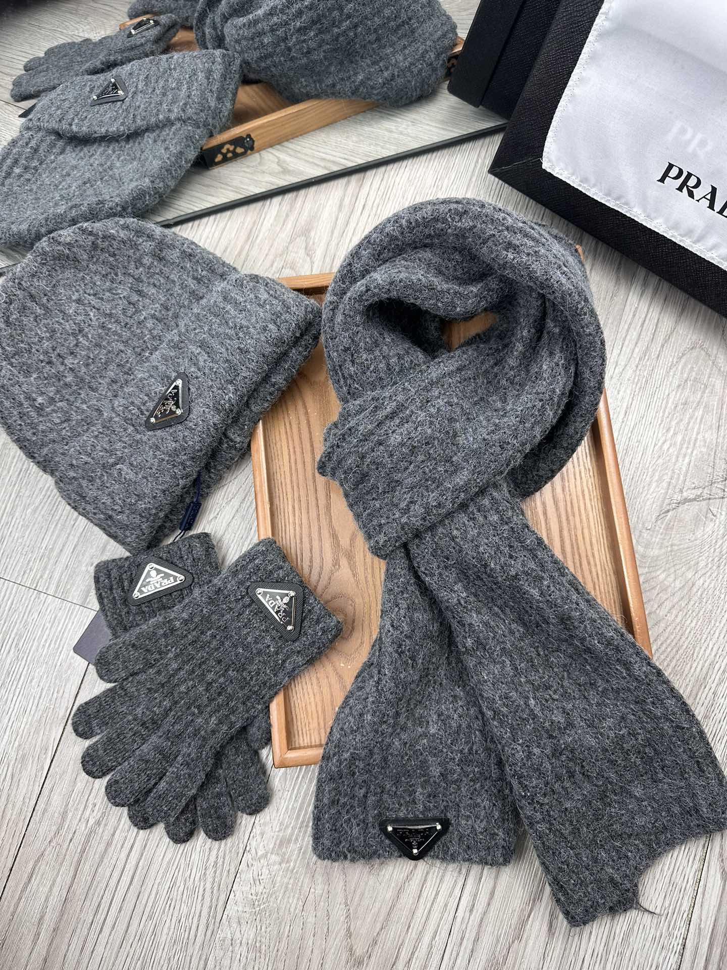 🌹P170。Prada。福利好物❗️【围巾➕帽子 ➕手套 】三件套套装!简单大气是这款套帽围巾设计者的初心‼️真心美了~时尚柔软透气‼️材质采用的是acrylic!acrylic面料柔软度非常好,摸起来手感舒适,质地柔软,保暖效果也是杠杠的!我们拒绝 过多添加化学加软剂来达到过份的顺滑‼️‼️过敏者只适合纯天然!