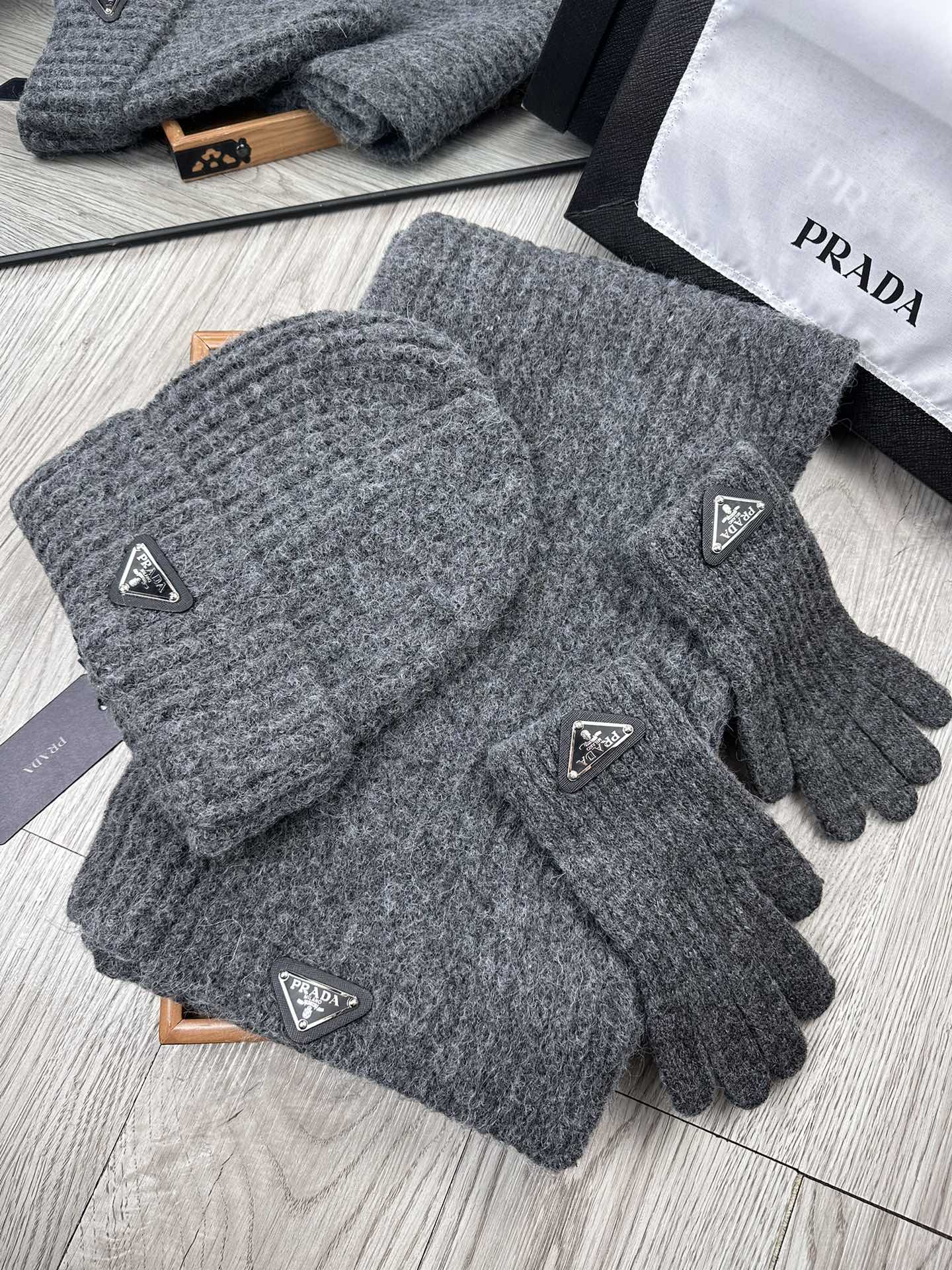 🌹P170。Prada。福利好物❗️【围巾➕帽子 ➕手套 】三件套套装!简单大气是这款套帽围巾设计者的初心‼️真心美了~时尚柔软透气‼️材质采用的是acrylic!acrylic面料柔软度非常好,摸起来手感舒适,质地柔软,保暖效果也是杠杠的!我们拒绝 过多添加化学加软剂来达到过份的顺滑‼️‼️过敏者只适合纯天然!