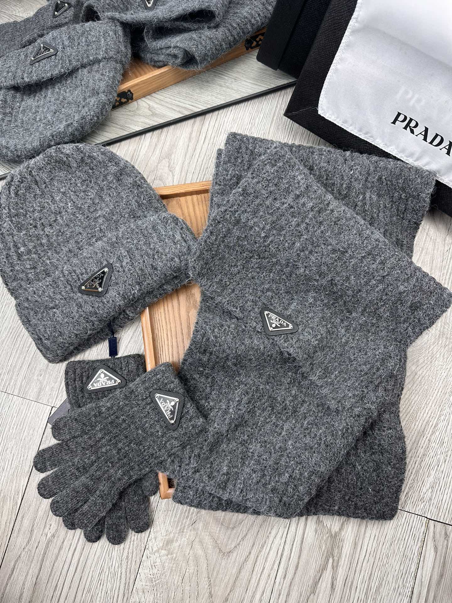 🌹P170。Prada。福利好物❗️【围巾➕帽子 ➕手套 】三件套套装!简单大气是这款套帽围巾设计者的初心‼️真心美了~时尚柔软透气‼️材质采用的是acrylic!acrylic面料柔软度非常好,摸起来手感舒适,质地柔软,保暖效果也是杠杠的!我们拒绝 过多添加化学加软剂来达到过份的顺滑‼️‼️过敏者只适合纯天然!