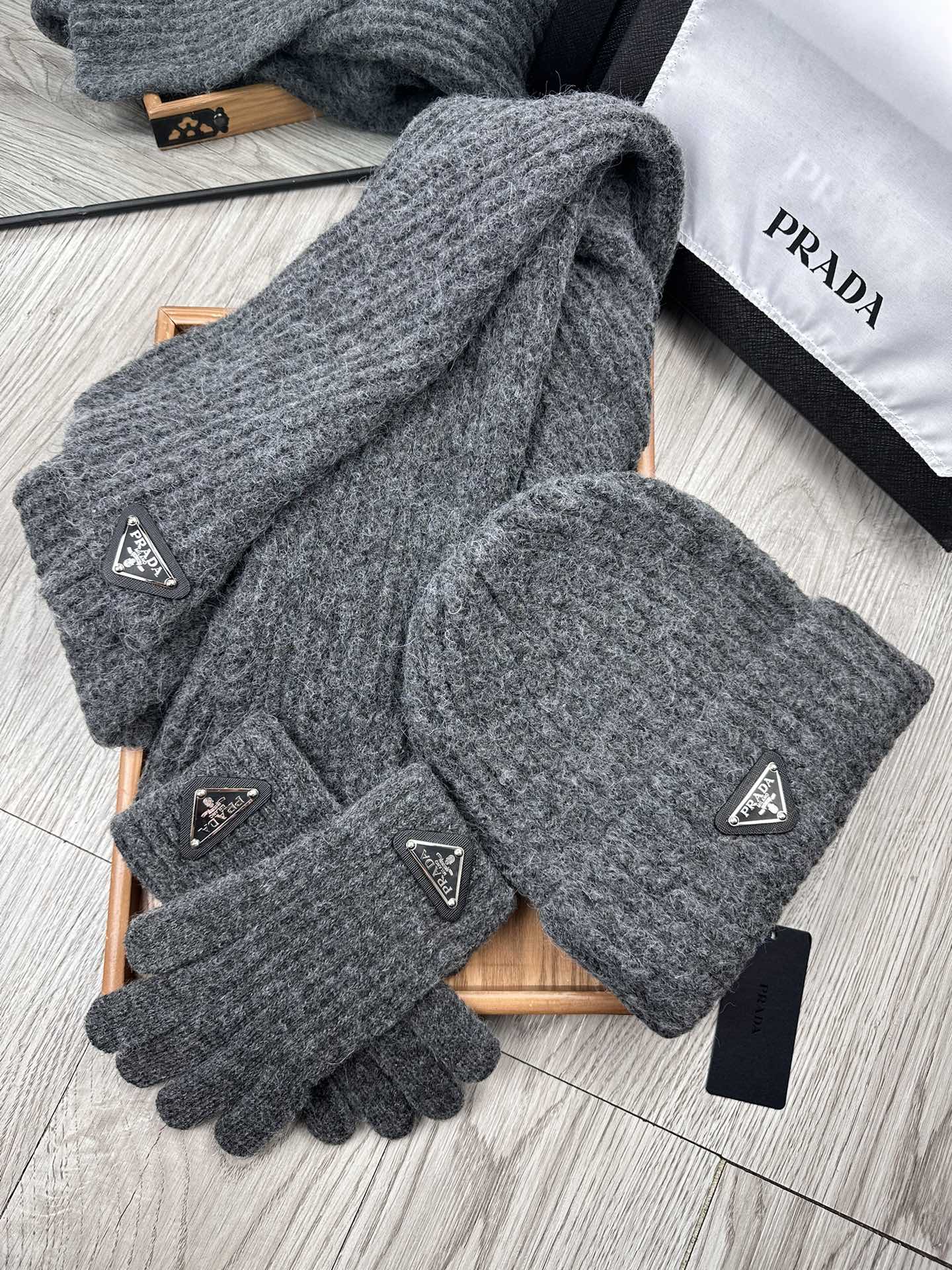 🌹P170。Prada。福利好物❗️【围巾➕帽子 ➕手套 】三件套套装!简单大气是这款套帽围巾设计者的初心‼️真心美了~时尚柔软透气‼️材质采用的是acrylic!acrylic面料柔软度非常好,摸起来手感舒适,质地柔软,保暖效果也是杠杠的!我们拒绝 过多添加化学加软剂来达到过份的顺滑‼️‼️过敏者只适合纯天然!