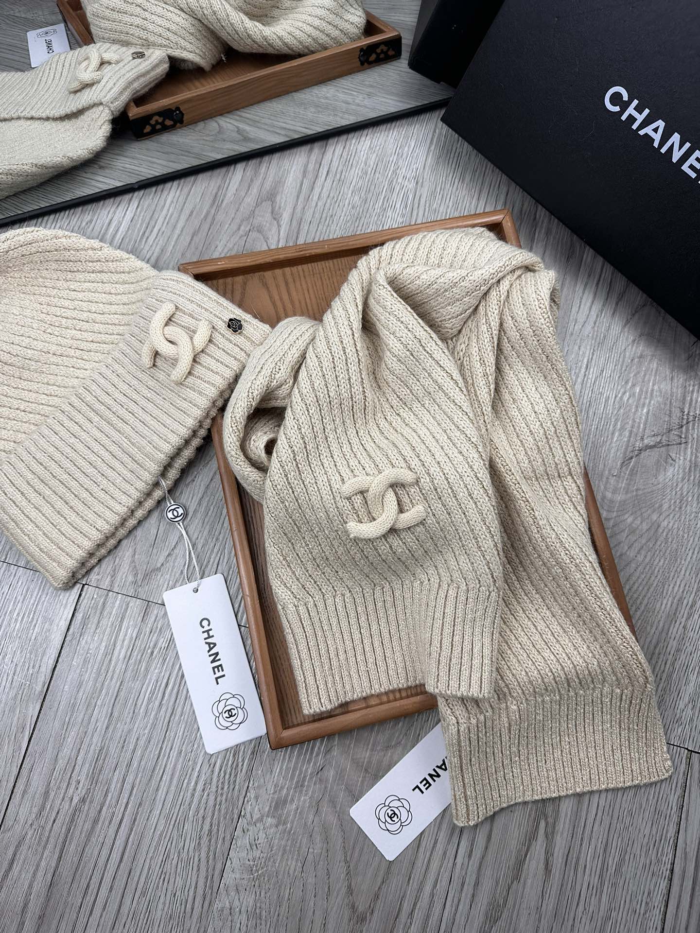 🌹。C家。 【羊毛套装帽子】经典套装帽子！帽子➕围巾！70%羊毛➕30%兔毛。暖暖哒超级舒服～冬日小姐姐减龄神器哦～这个