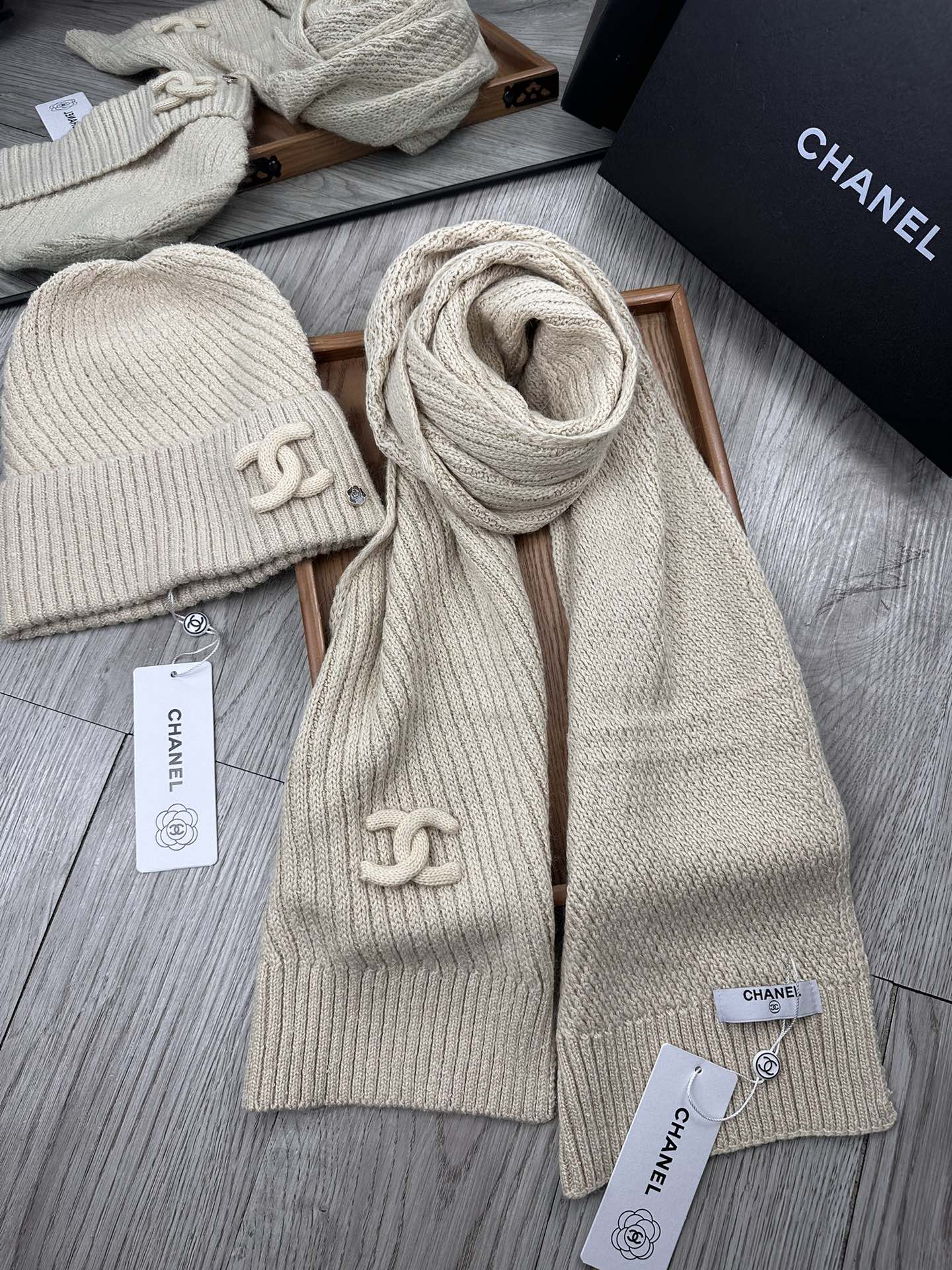 🌹。C家。 【羊毛套装帽子】经典套装帽子！帽子➕围巾！70%羊毛➕30%兔毛。暖暖哒超级舒服～冬日小姐姐减龄神器哦～这个