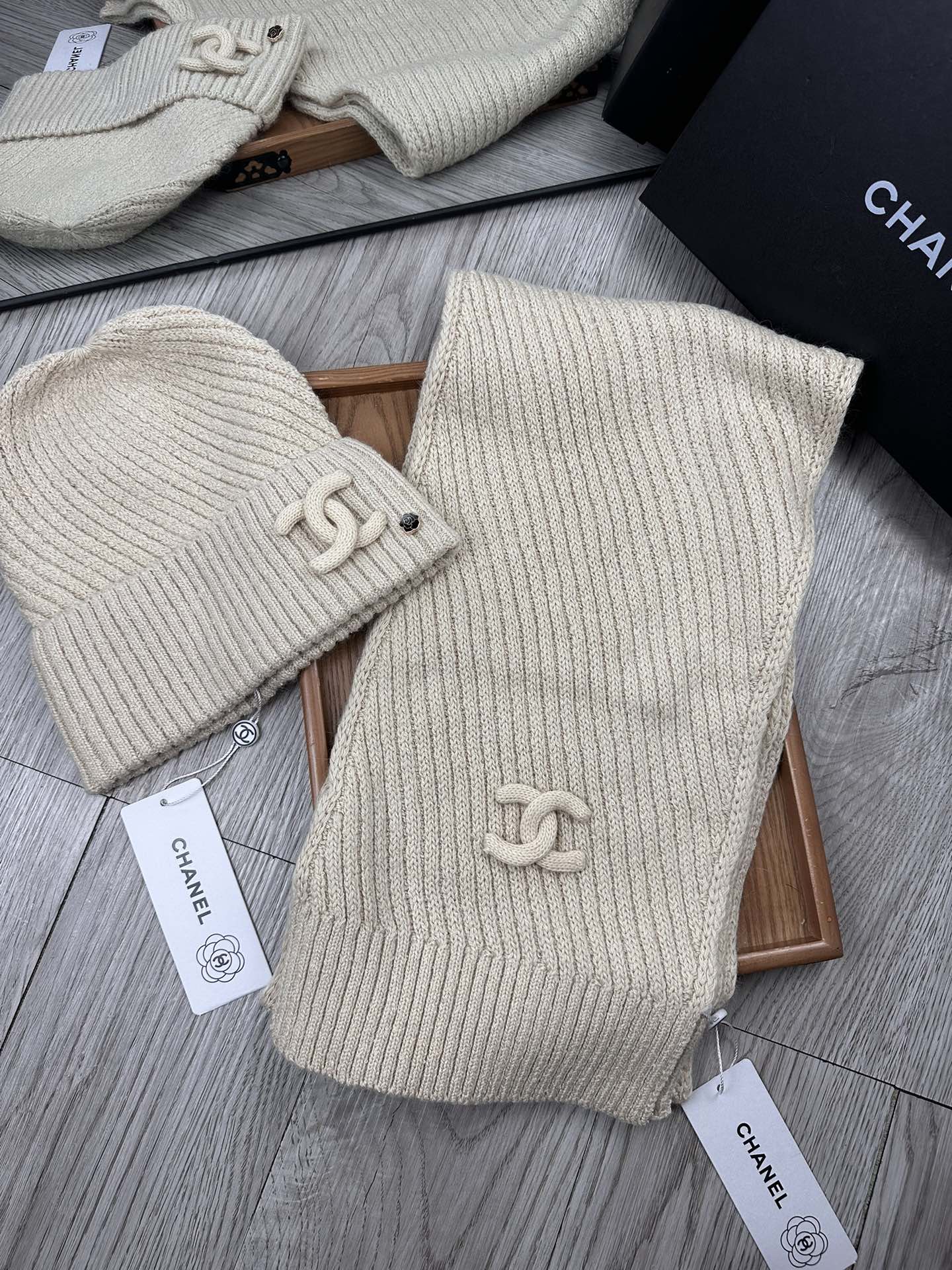 🌹。C家。 【羊毛套装帽子】经典套装帽子！帽子➕围巾！70%羊毛➕30%兔毛。暖暖哒超级舒服～冬日小姐姐减龄神器哦～这个