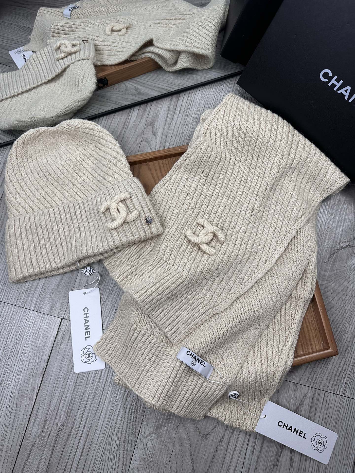 🌹。C家。 【羊毛套装帽子】经典套装帽子！帽子➕围巾！70%羊毛➕30%兔毛。暖暖哒超级舒服～冬日小姐姐减龄神器哦～这个