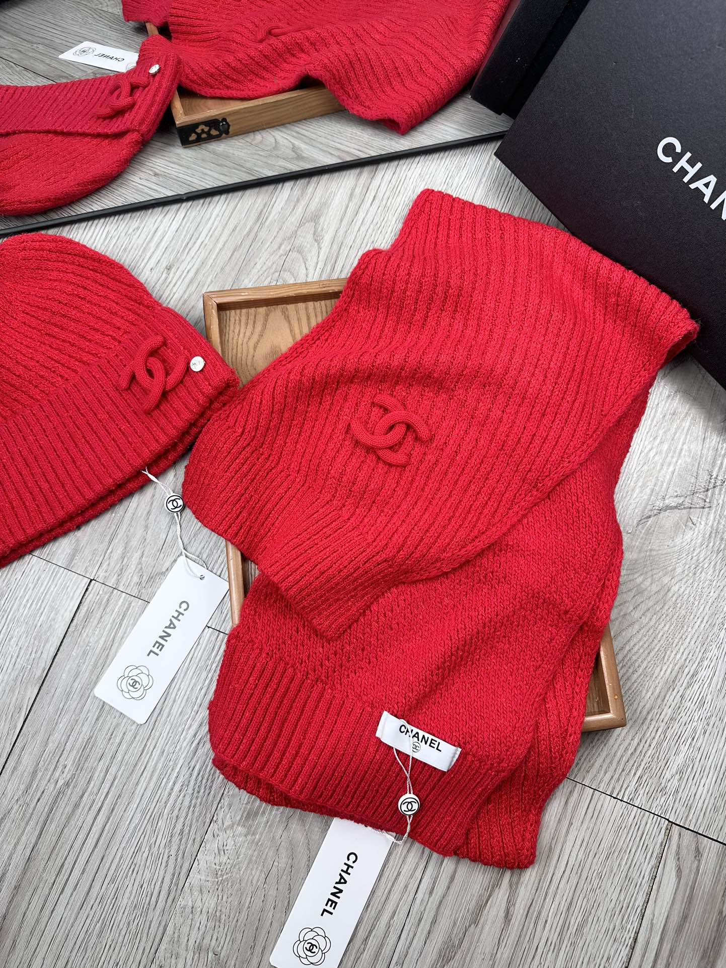 🌹。C家。 【羊毛套装帽子】经典套装帽子！帽子➕围巾！70%羊毛➕30%兔毛。暖暖哒超级舒服～冬日小姐姐减龄神器哦～这个