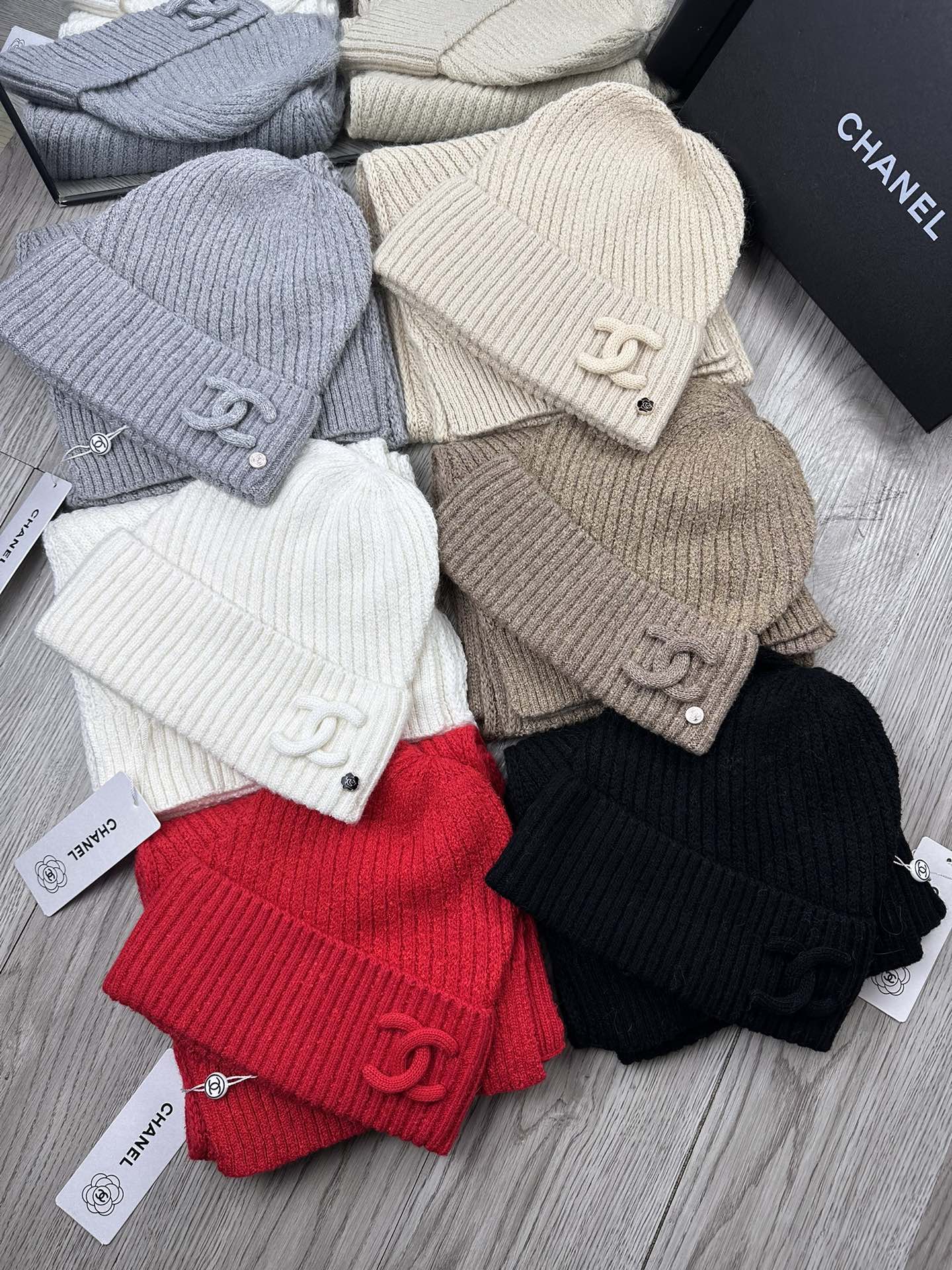 🌹。C家。 【羊毛套装帽子】经典套装帽子！帽子➕围巾！70%羊毛➕30%兔毛。暖暖哒超级舒服～冬日小姐姐减龄神器哦～这个