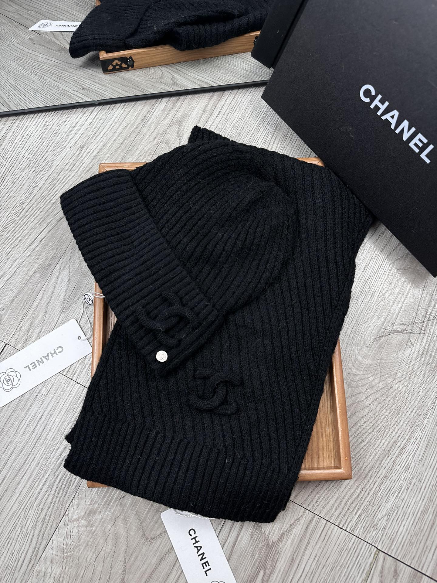 🌹。C家。 【羊毛套装帽子】经典套装帽子！帽子➕围巾！70%羊毛➕30%兔毛。暖暖哒超级舒服～冬日小姐姐减龄神器哦～这个