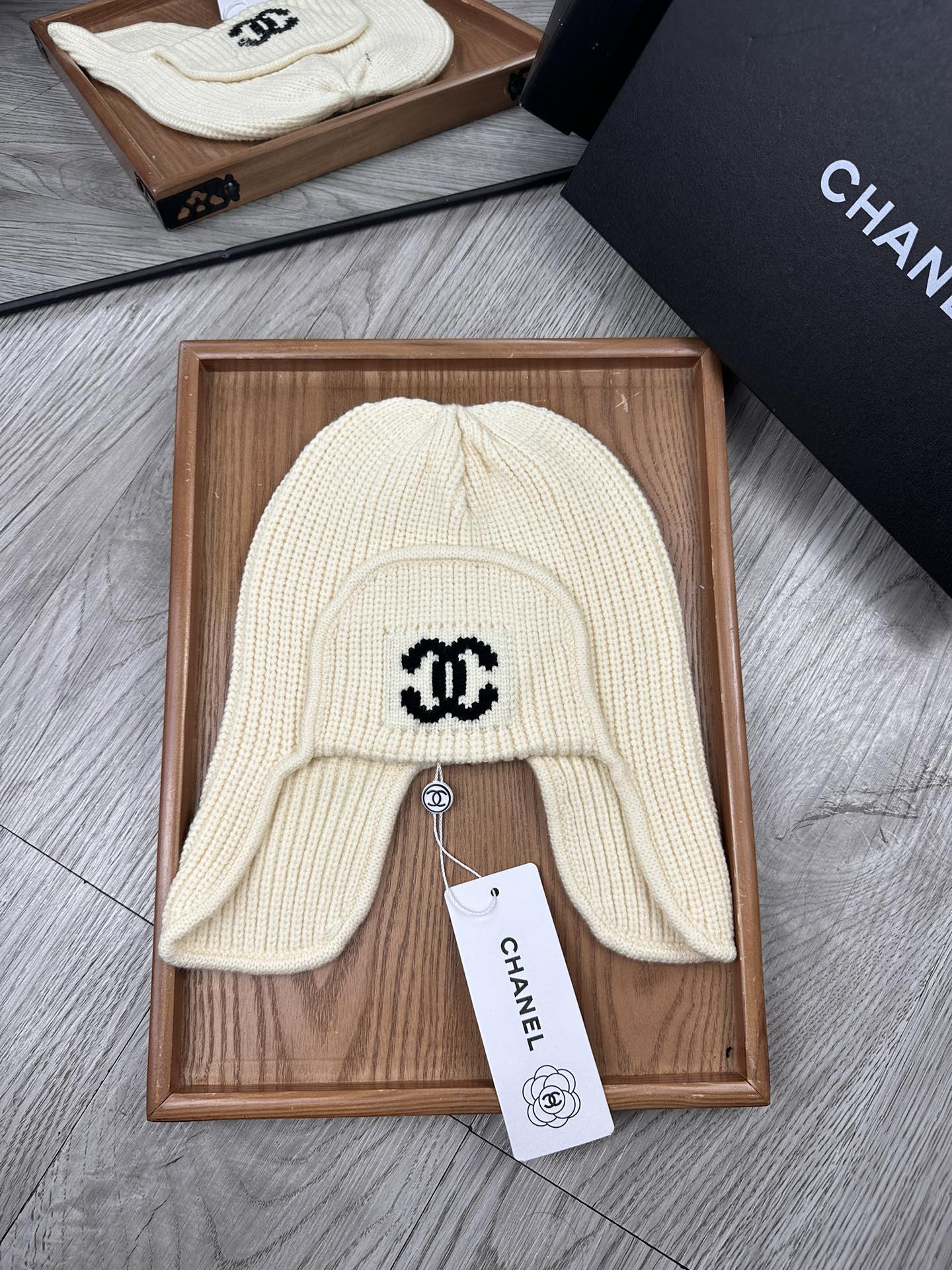 NO:215151,Special offer.C home. A must-have Lei Feng hat for keeping warm in winter!  This Lei Feng hat is really popular in Xiaohongshu. Who knows, this Lei Feng hat is paired with snow boots and cotton jacket/coat, and it is really beautiful!  Showing a small face!  Good looking and practical!  Good warmth performance!  Can protect your ears well!  I'm not afraid of being frozen when I go out~ The two colors are super easy to match!  Hat fisherman hat baseball hat knit hat, hat, chanel, boots, espadrilles, hats19860909特价.C家.冬季保暖必备雷锋帽！这款雷锋帽在小红书真的火的一塌糊涂,谁知道哇,这款雷锋帽搭配雪地靴棉服/大衣,出片真的巨美的！显脸小！又好看又实用！保暖性能好！可以好好的保护耳朵！出门再也不怕冻啦～2个颜色超级好搭配！帽子渔夫帽棒球帽针织帽,帽子,chanel,boots,espadrilles,hats,hat