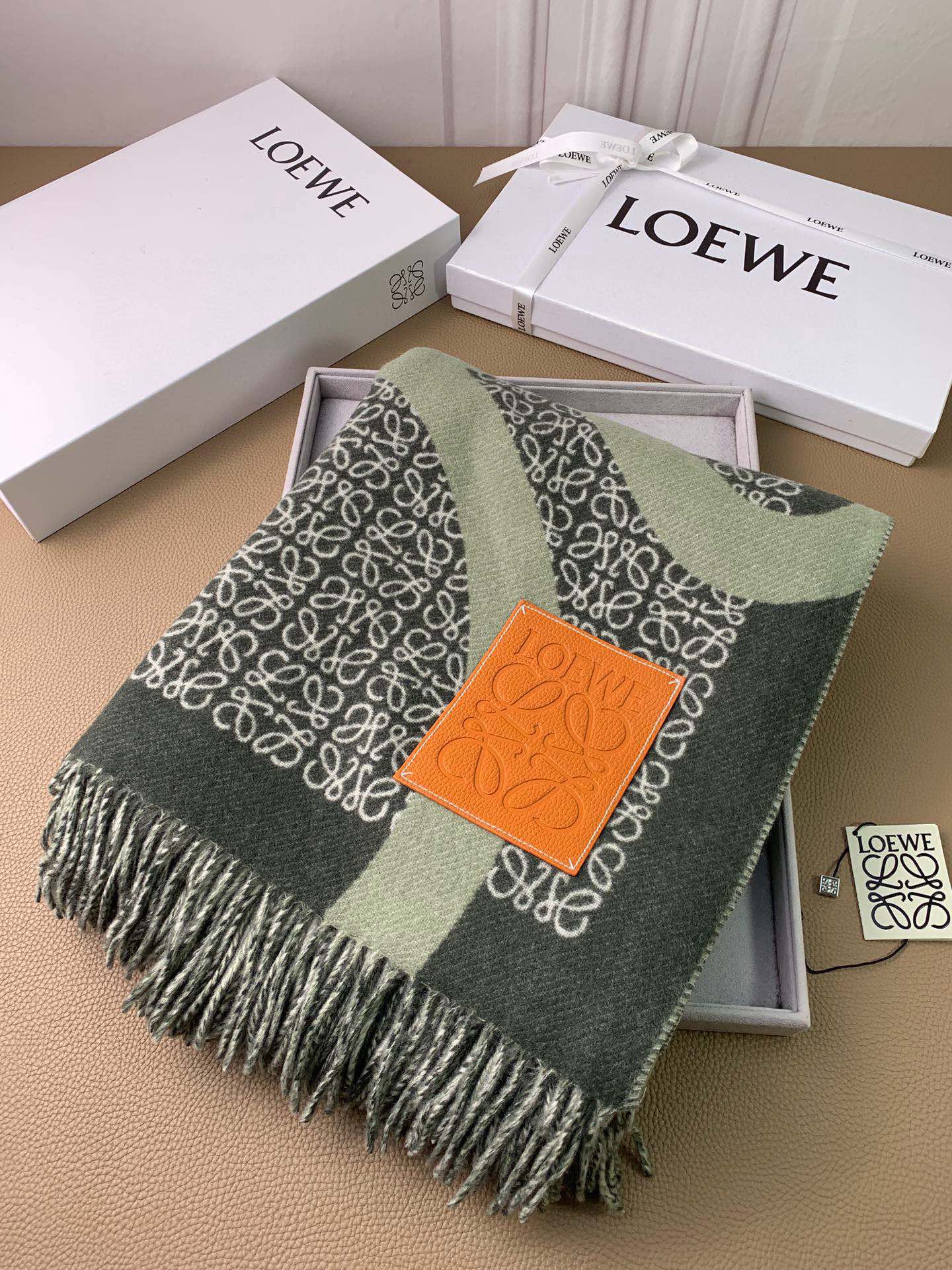 loewe高版本！欢迎对比妥妥的23年C位围巾超级难遇的Loewe围巾大logo而且特别大当毯子也没问题