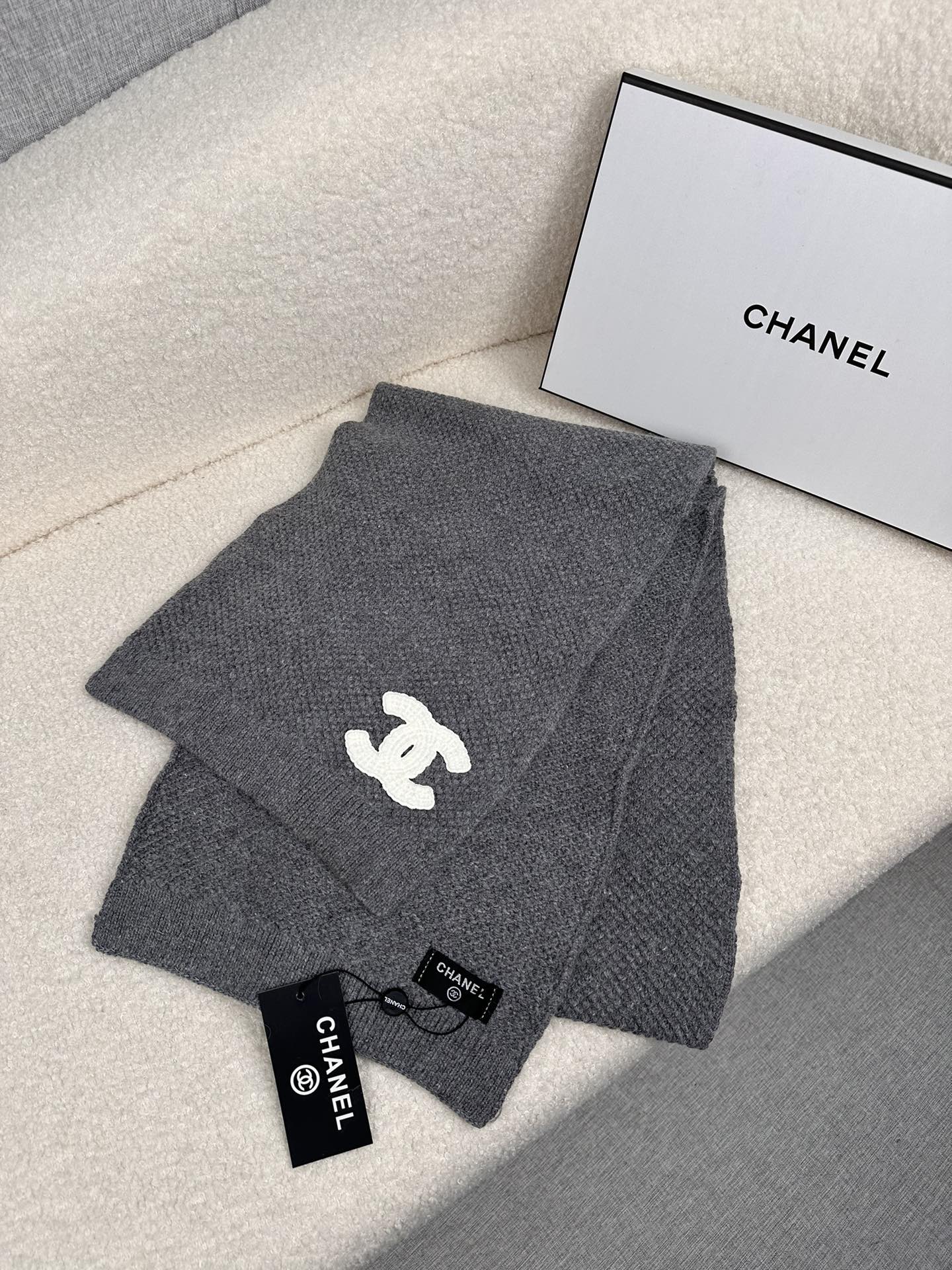 。C家。 专柜新款【香家针织长巾】美翻了！御用殿堂级极品‼️新款专柜在售 进口羊毛时尚针织毛线围巾❗美丽