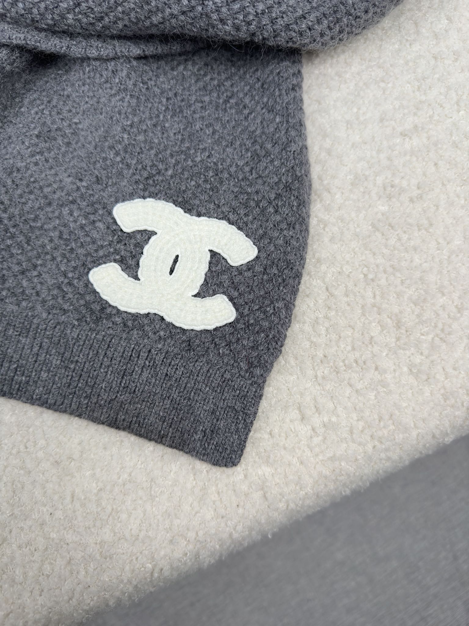 。C家。 专柜新款【香家针织长巾】美翻了！御用殿堂级极品‼️新款专柜在售 进口羊毛时尚针织毛线围巾❗美丽