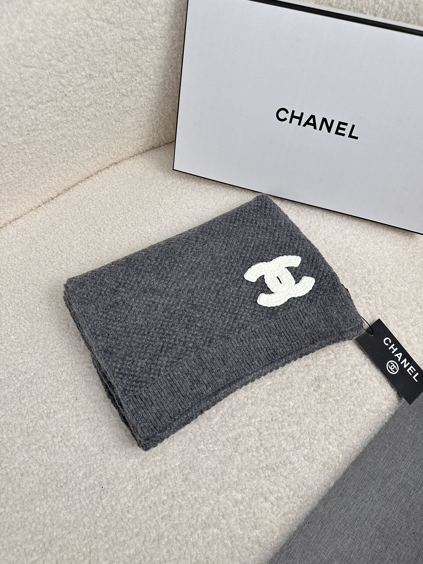 。C家。 专柜新款【香家针织长巾】美翻了！御用殿堂级极品‼️新款专柜在售 进口羊毛时尚针织毛线围巾❗美丽