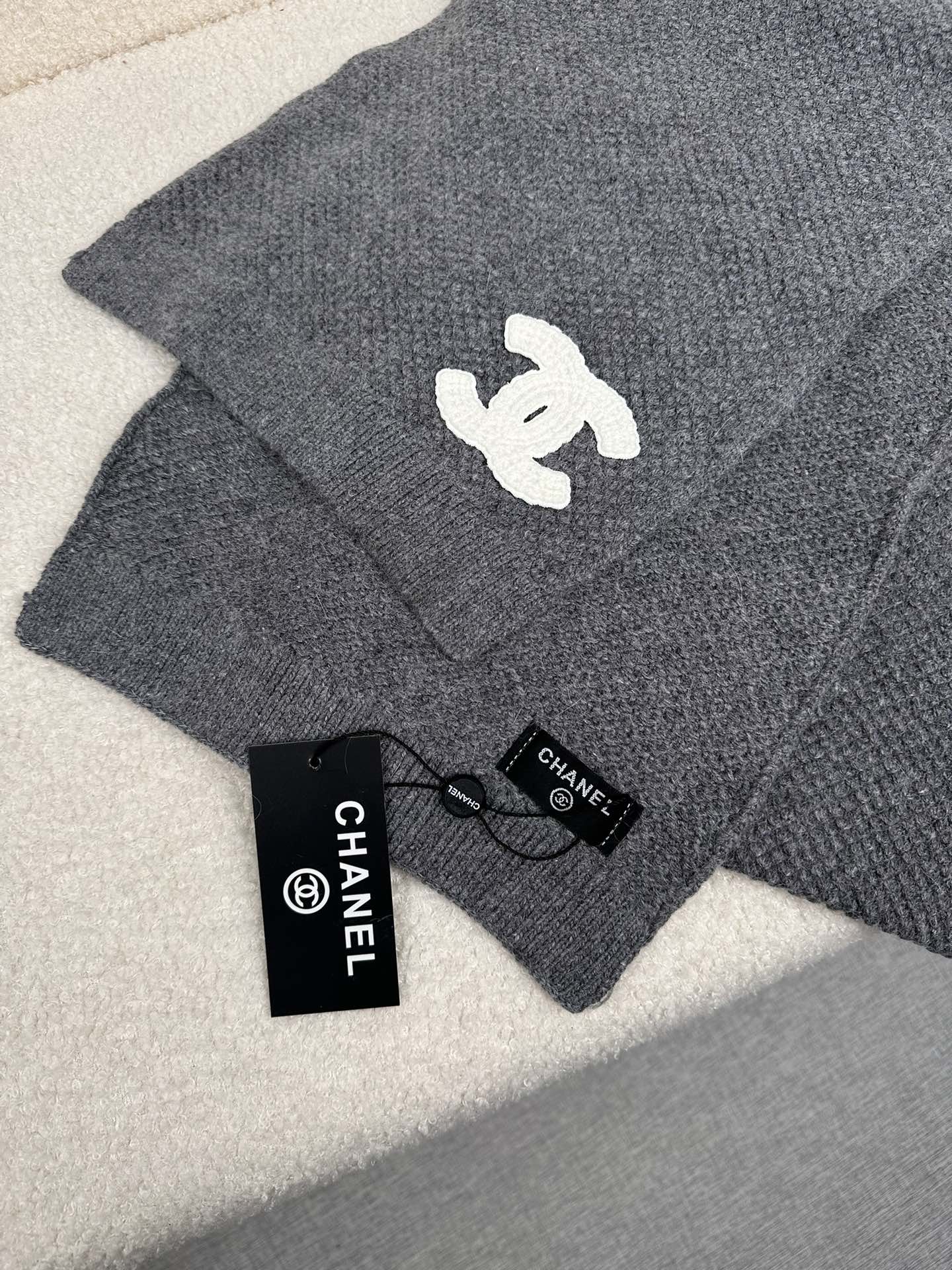 。C家。 专柜新款【香家针织长巾】美翻了！御用殿堂级极品‼️新款专柜在售 进口羊毛时尚针织毛线围巾❗美丽