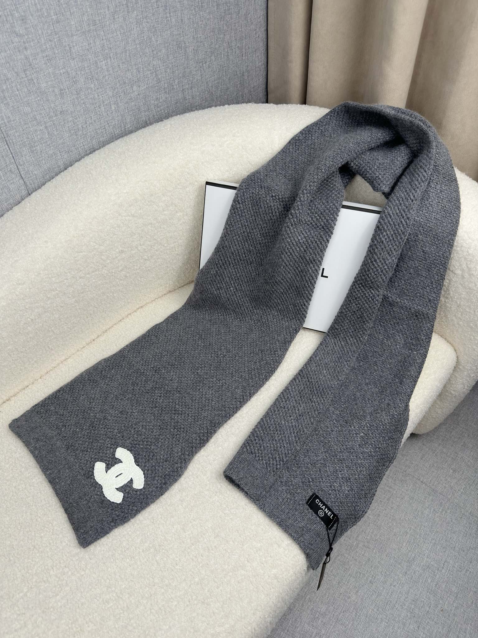 。C家。 专柜新款【香家针织长巾】美翻了！御用殿堂级极品‼️新款专柜在售 进口羊毛时尚针织毛线围巾❗美丽