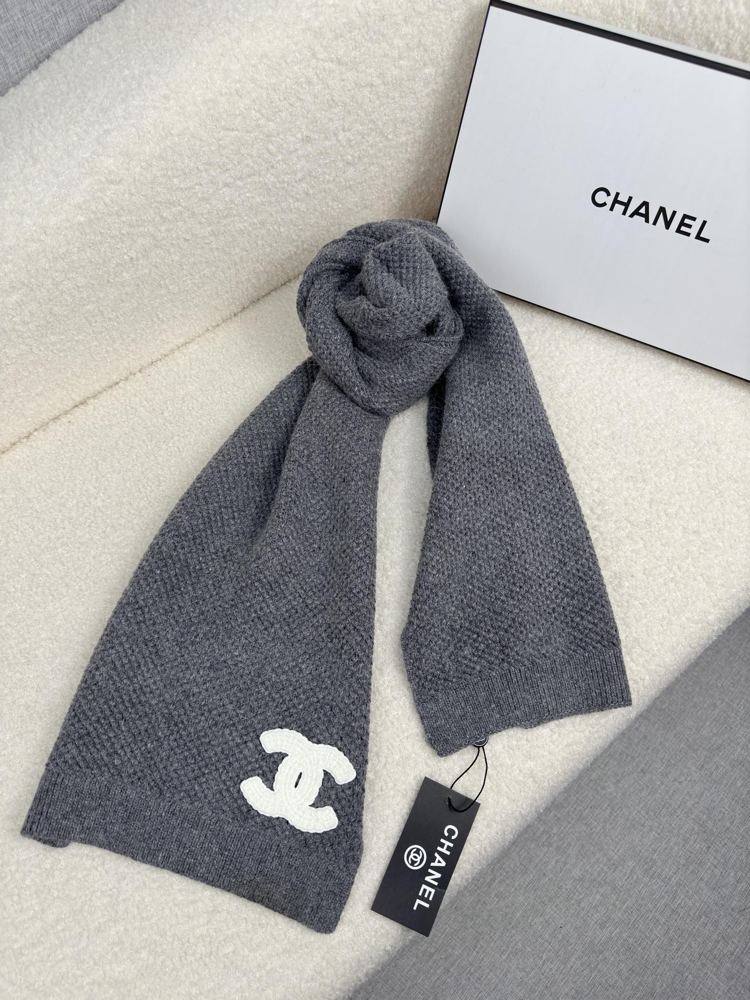 。C家。 专柜新款【香家针织长巾】美翻了！御用殿堂级极品‼️新款专柜在售 进口羊毛时尚针织毛线围巾❗美丽