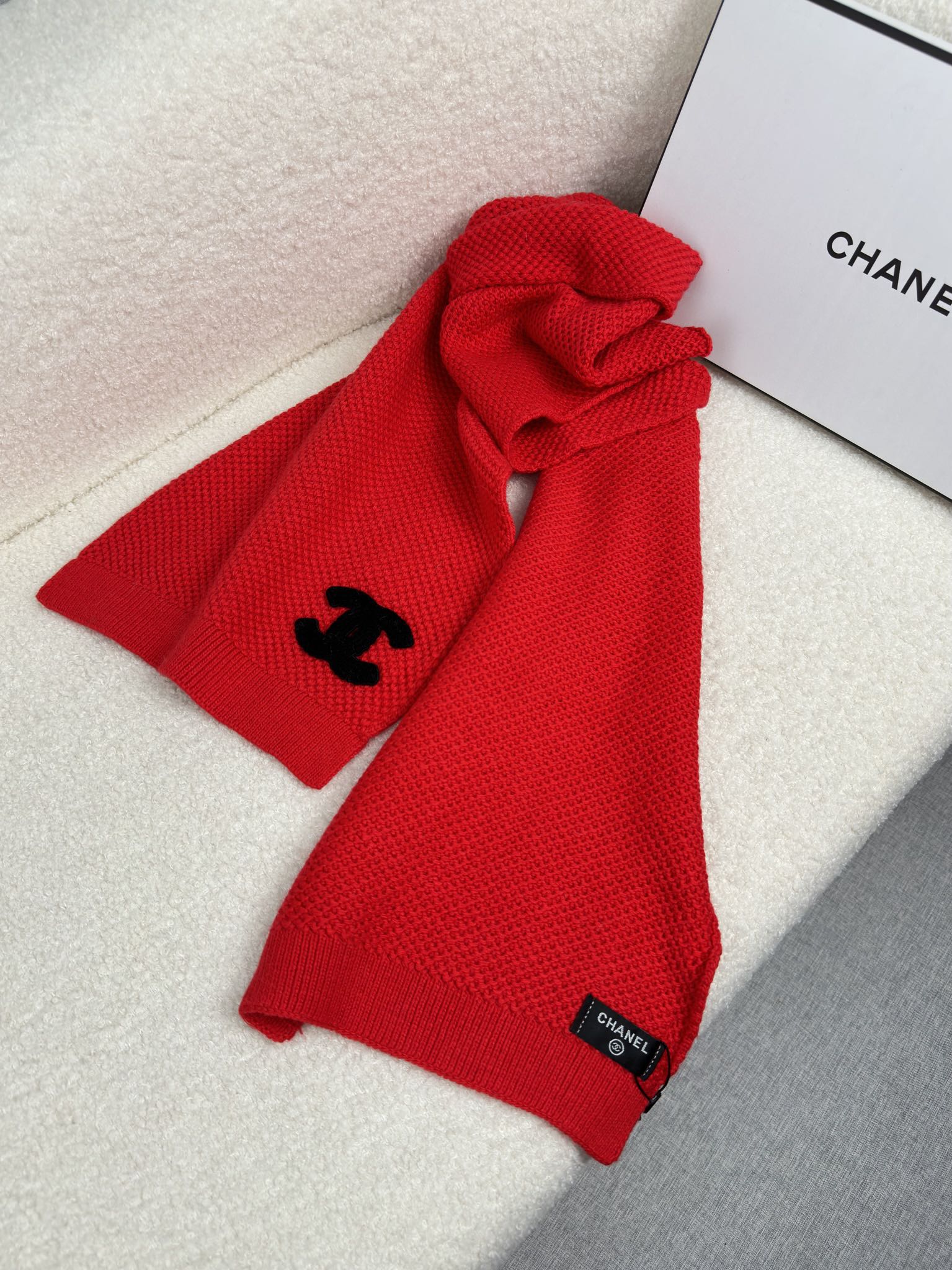 。C家。 专柜新款【香家针织长巾】美翻了！御用殿堂级极品‼️新款专柜在售 进口羊毛时尚针织毛线围巾❗美丽