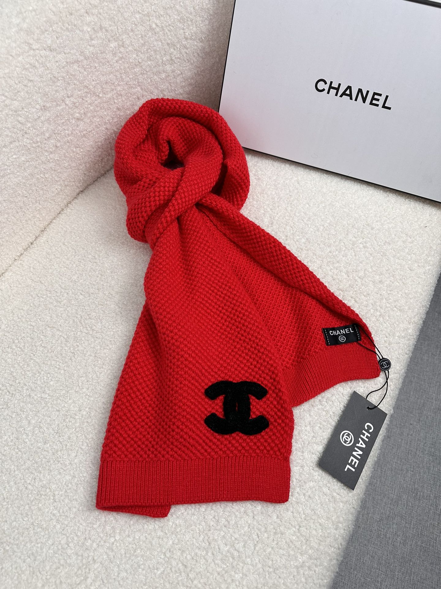 。C家。 专柜新款【香家针织长巾】美翻了！御用殿堂级极品‼️新款专柜在售 进口羊毛时尚针织毛线围巾❗美丽