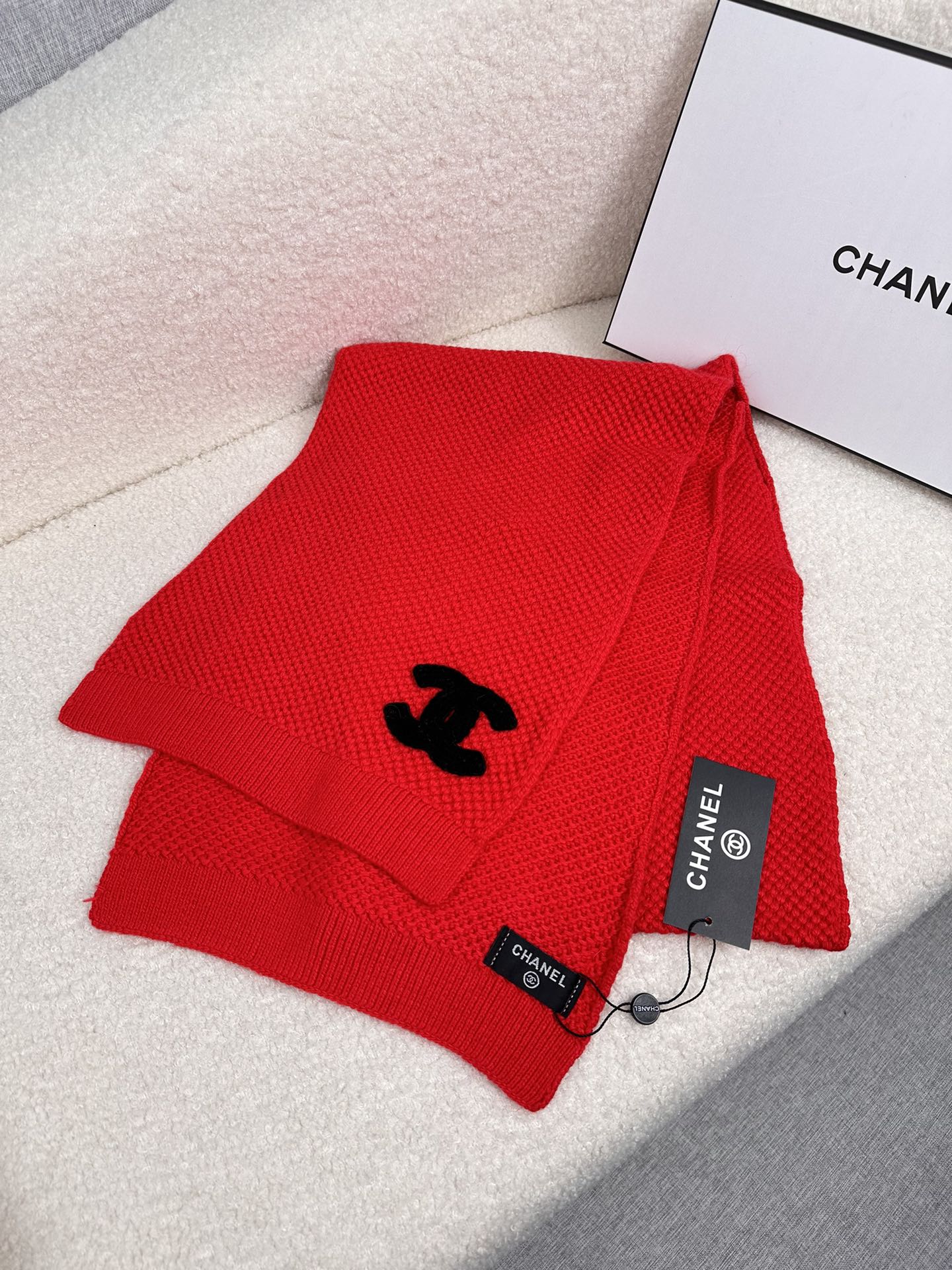 。C家。 专柜新款【香家针织长巾】美翻了！御用殿堂级极品‼️新款专柜在售 进口羊毛时尚针织毛线围巾❗美丽